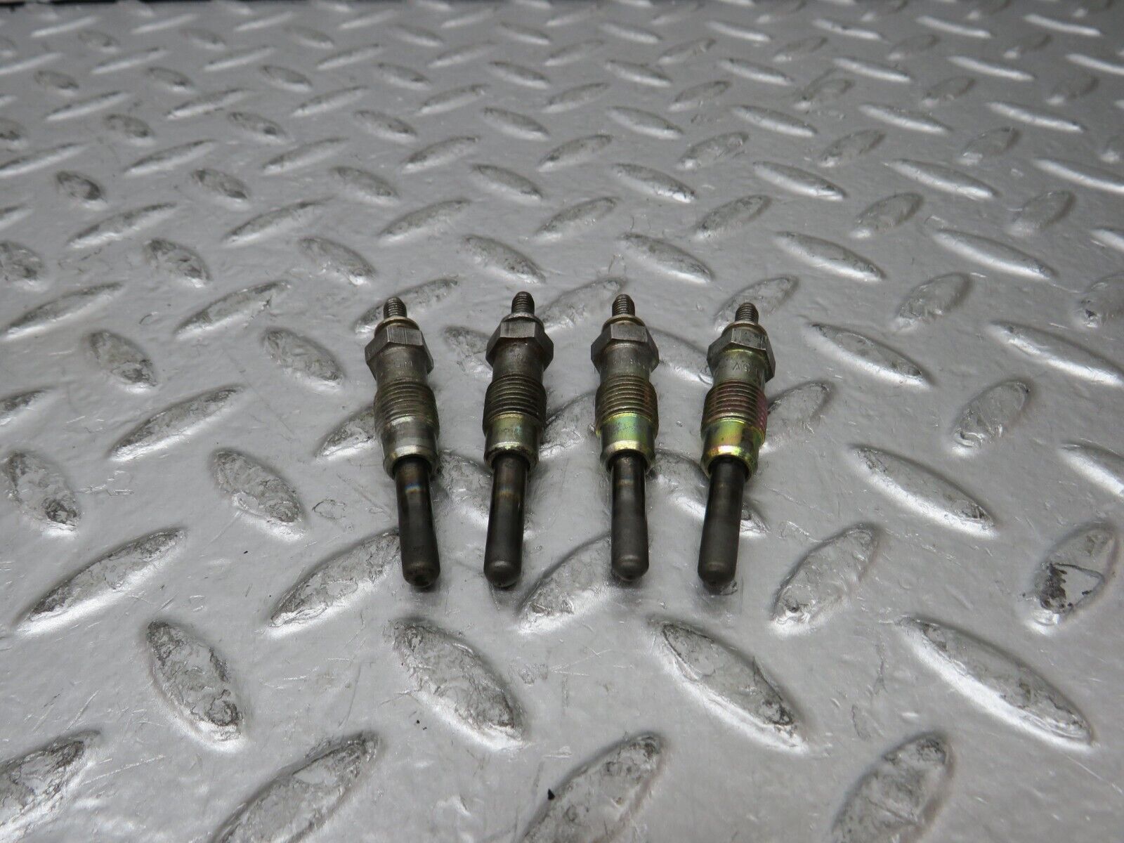 26996 Mercedes-Benz W123 240D Glow Plug Set Bosch