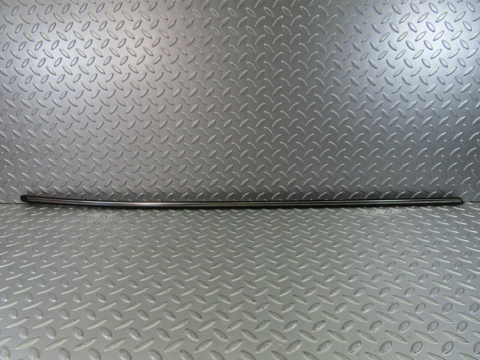 10267 Mercedes-Benz W123 Front Left Fender Wing Centre Moulding Trim