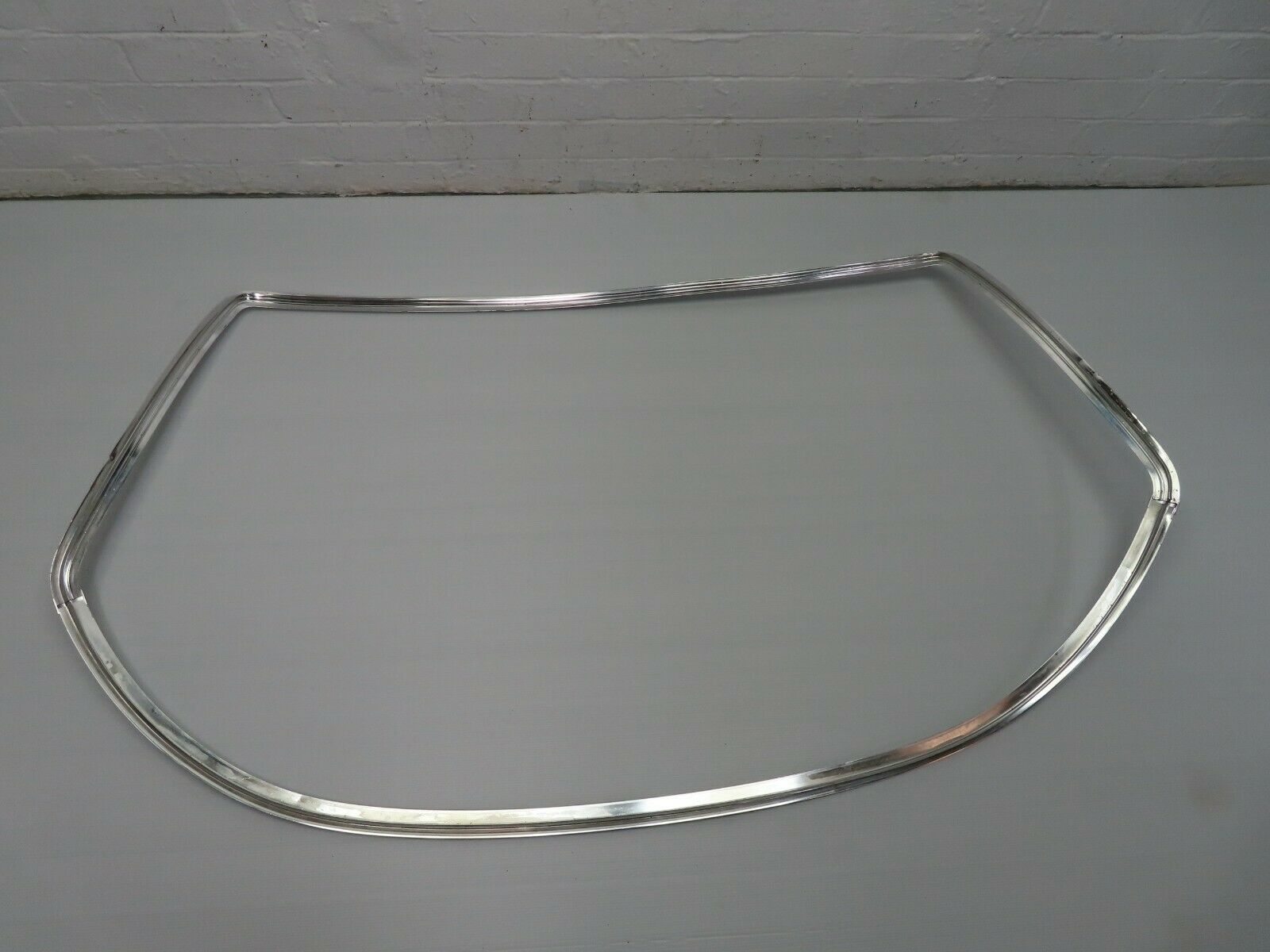 7173 Mercedes-Benz C107 350 SLC Rear Windscreen Chrome Frame