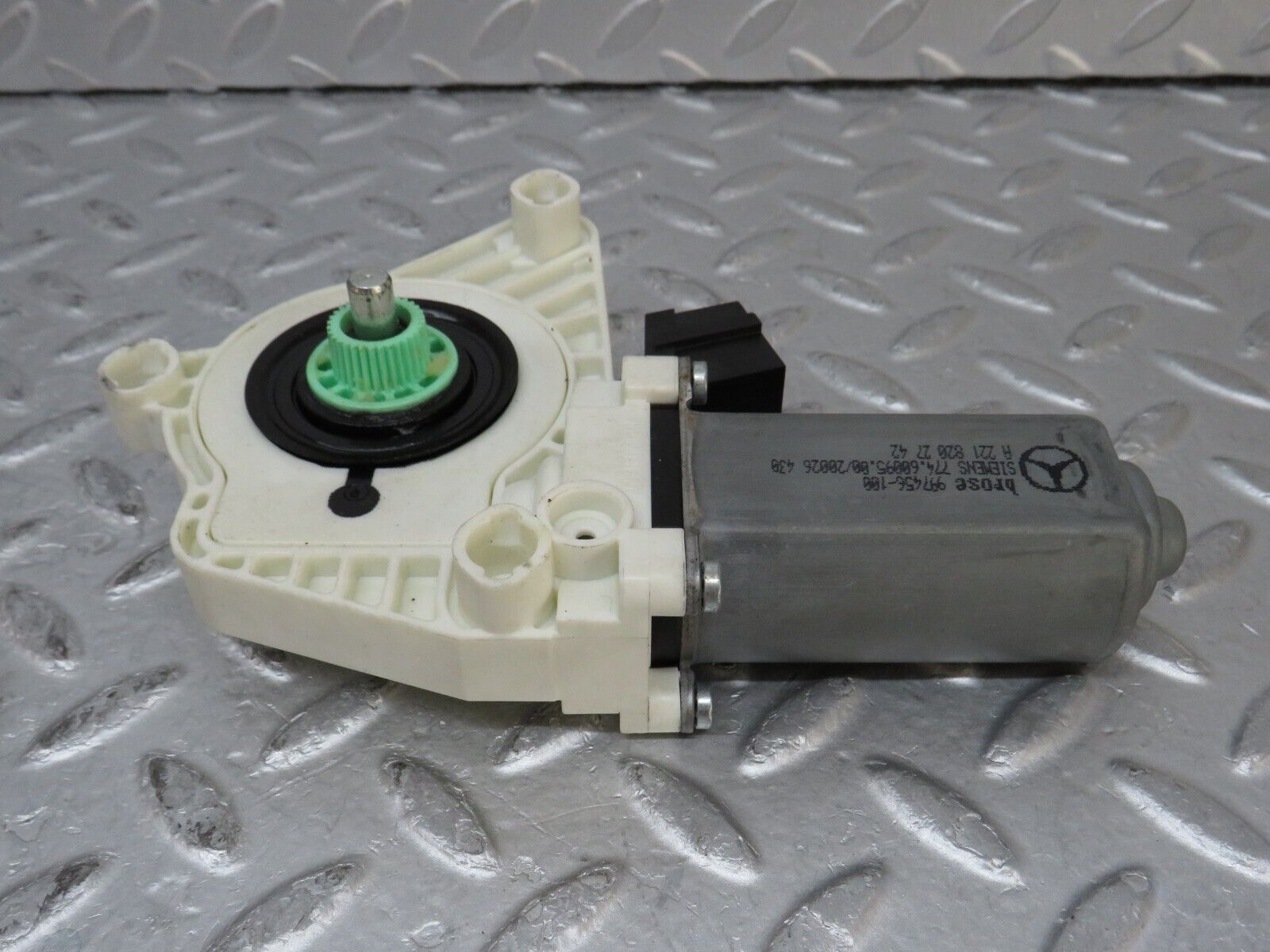 35173 Mercedes-Benz W221 Front Left Window Regulator Motor 2218202742