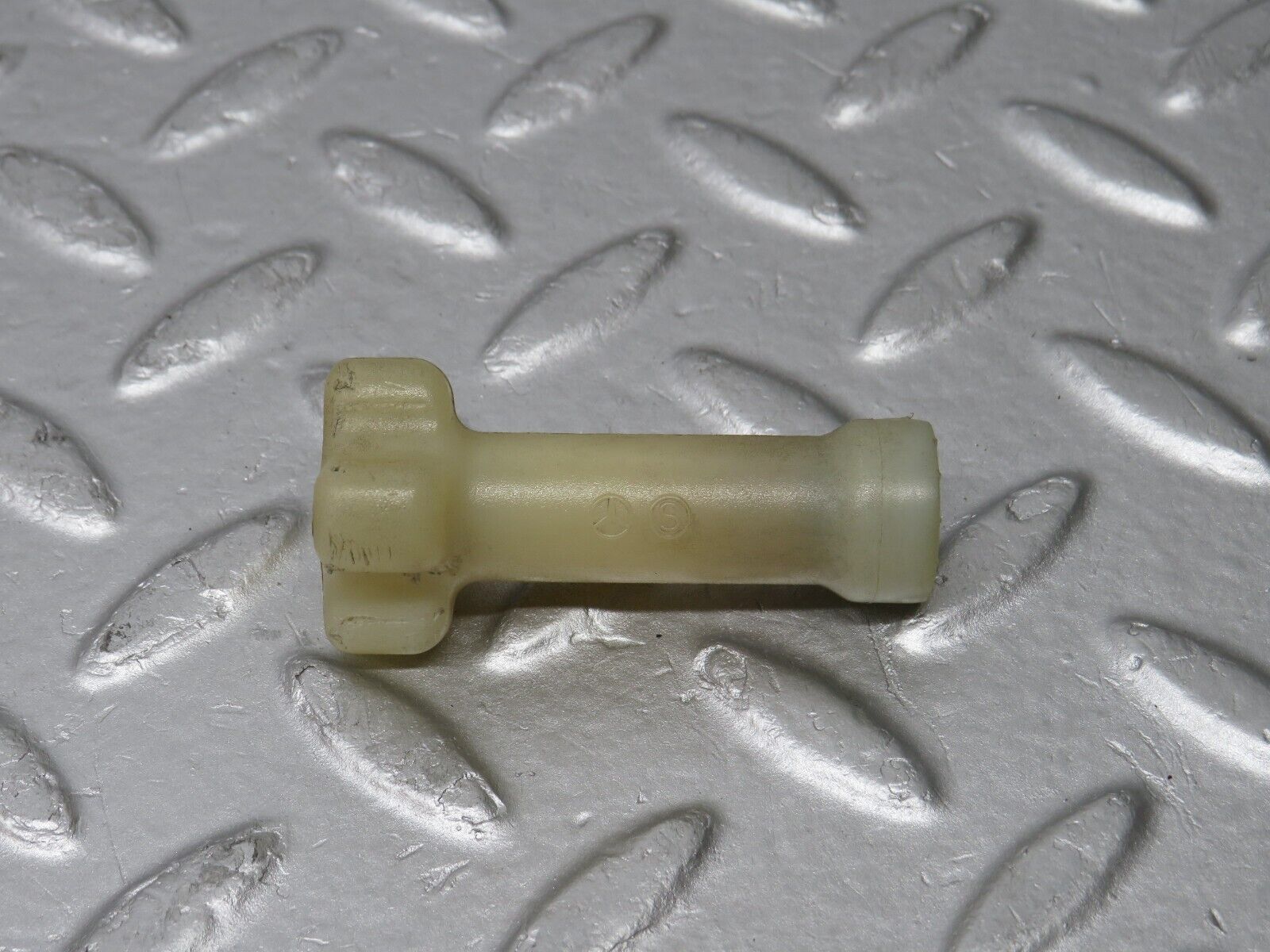 38139 Mercedes-Benz A124 320E Cabriolet Windscreen Washer Reservoir Holder 2018690028