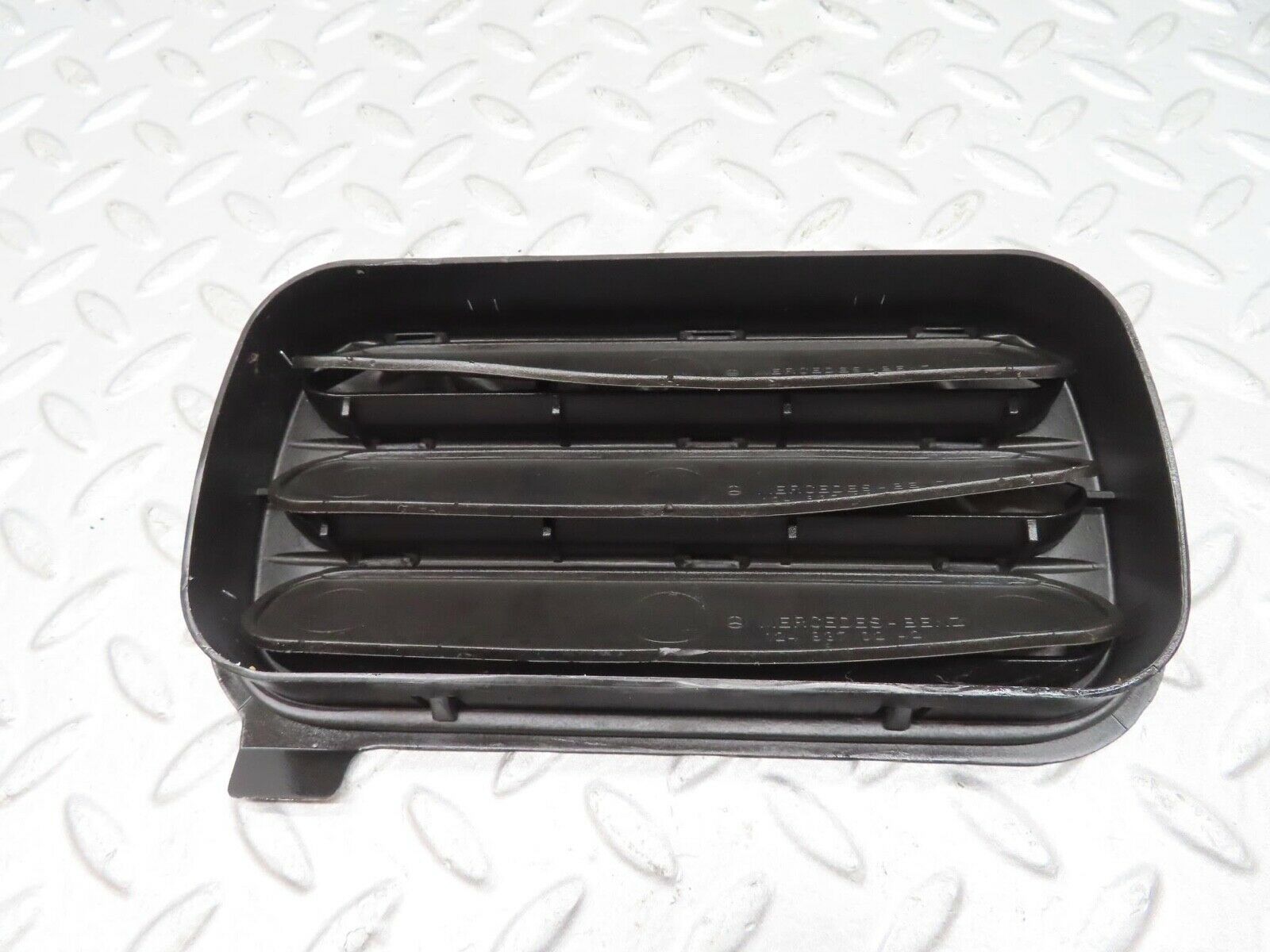 16201 Mercedes-Benz W124 260E Rear Air Intake Vent 1248370230