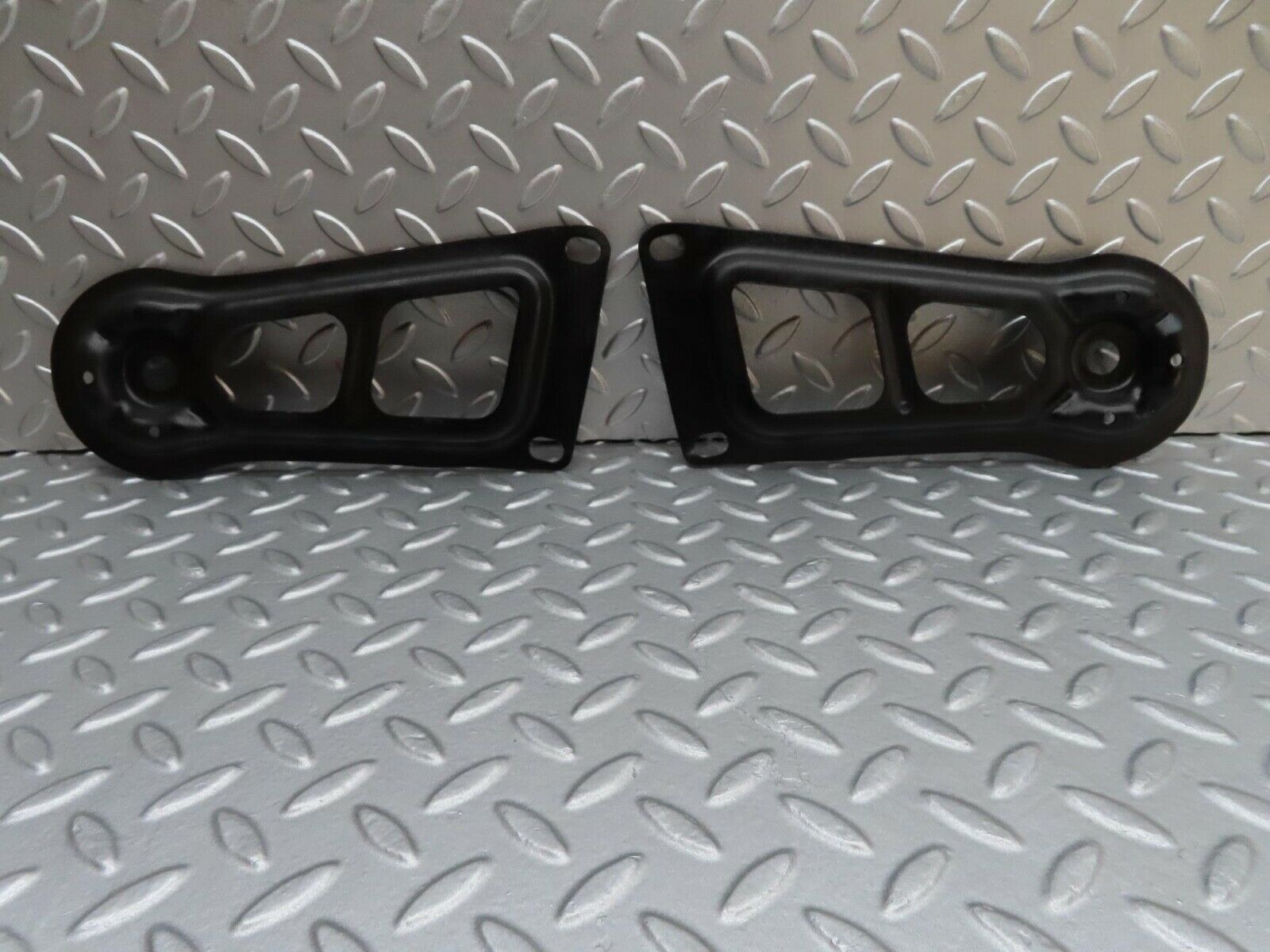 13921 Mercedes-Benz C107 280SLC Rear Suspension Axle Mounting Bracket