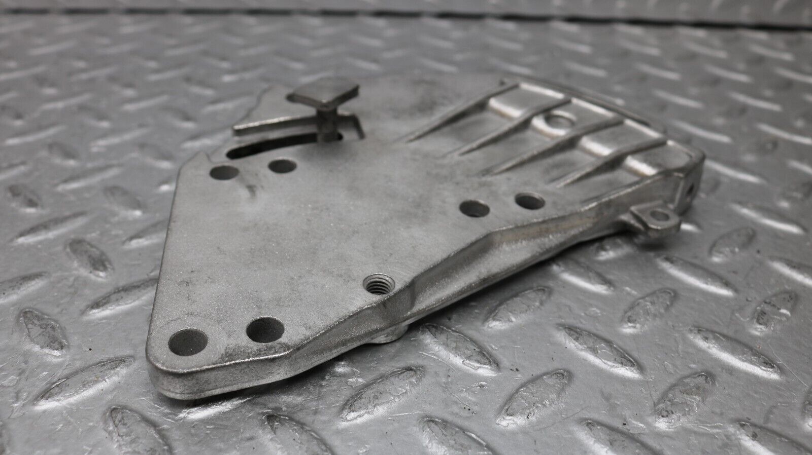 37251 Mercedes-Benz C126 420SEC Coupe Power Steering Pump Bracket 1174661241