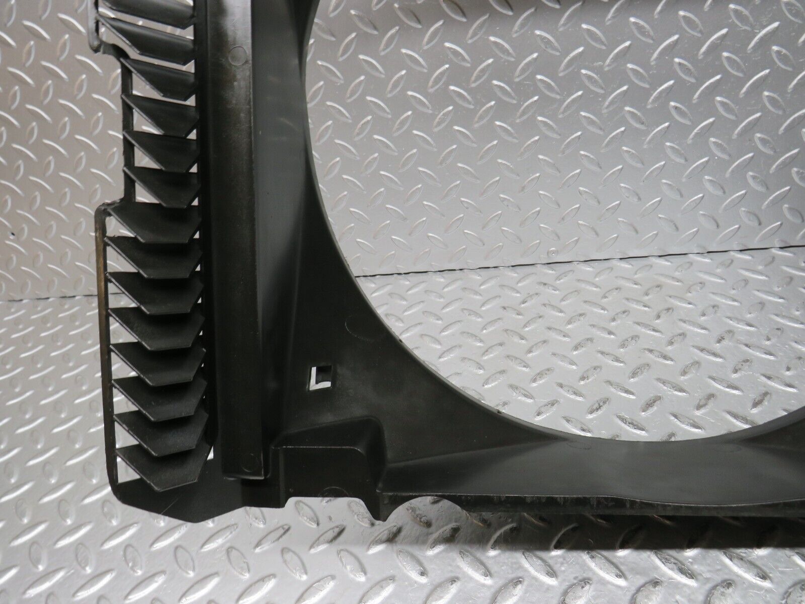 32118 Mercedes-Benz W123 230E Radiator Fan Shroud Fan Cover 1235052055