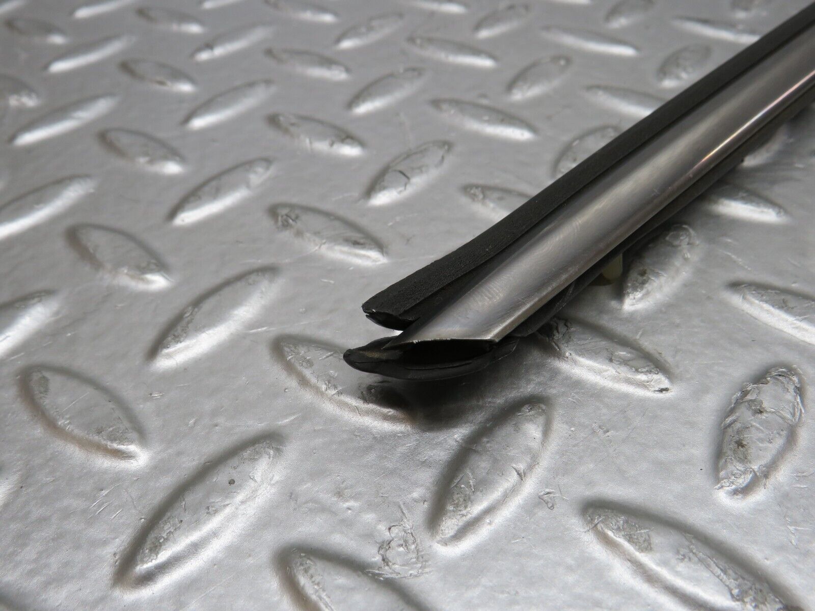 37435 Mercedes-Benz W109 300SEL Front Left Door Centre Moulding Trim