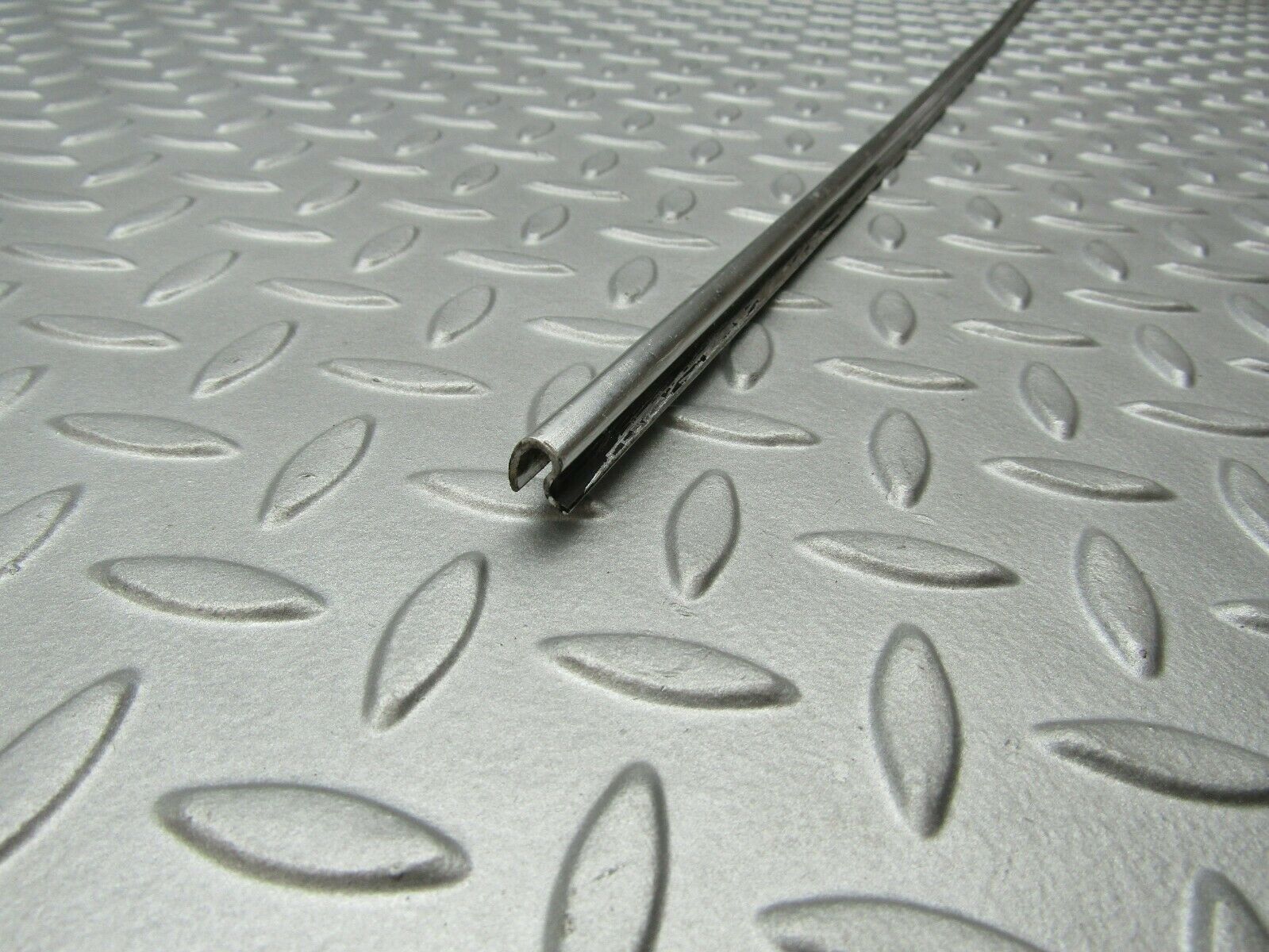 3321 Mercedes-Benz W115 220D Roof Chrome Trim Left Side