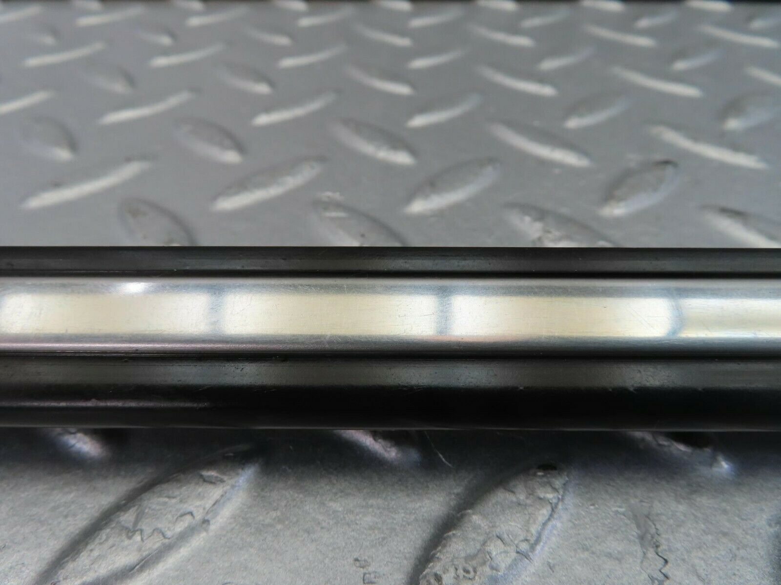 10239 Mercedes-Benz W123 Front Left Door Centre Moulding Trim