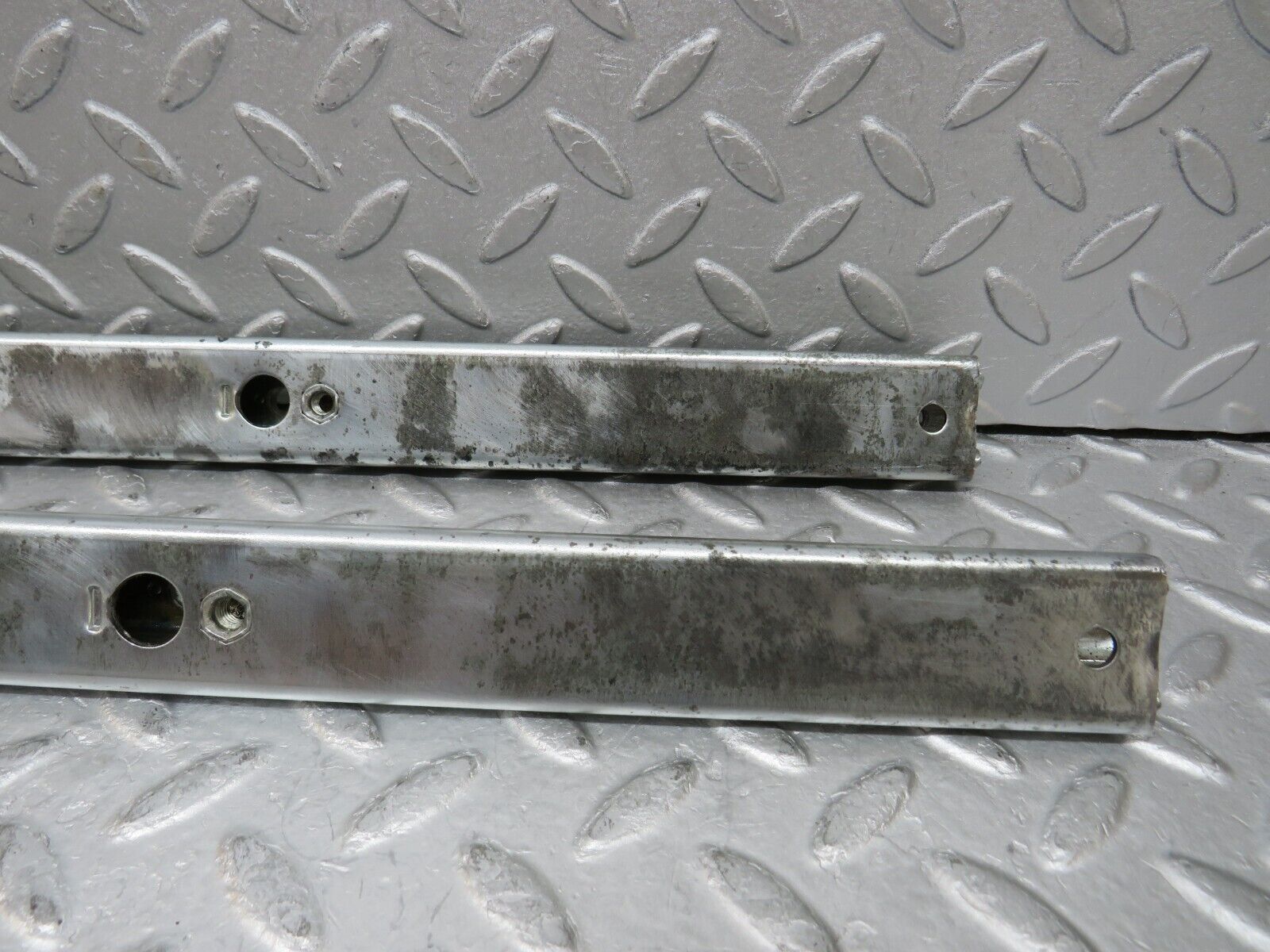 37082 Mercedes-Benz C126 420SEC Coupe Front Right Seat Rail Pair