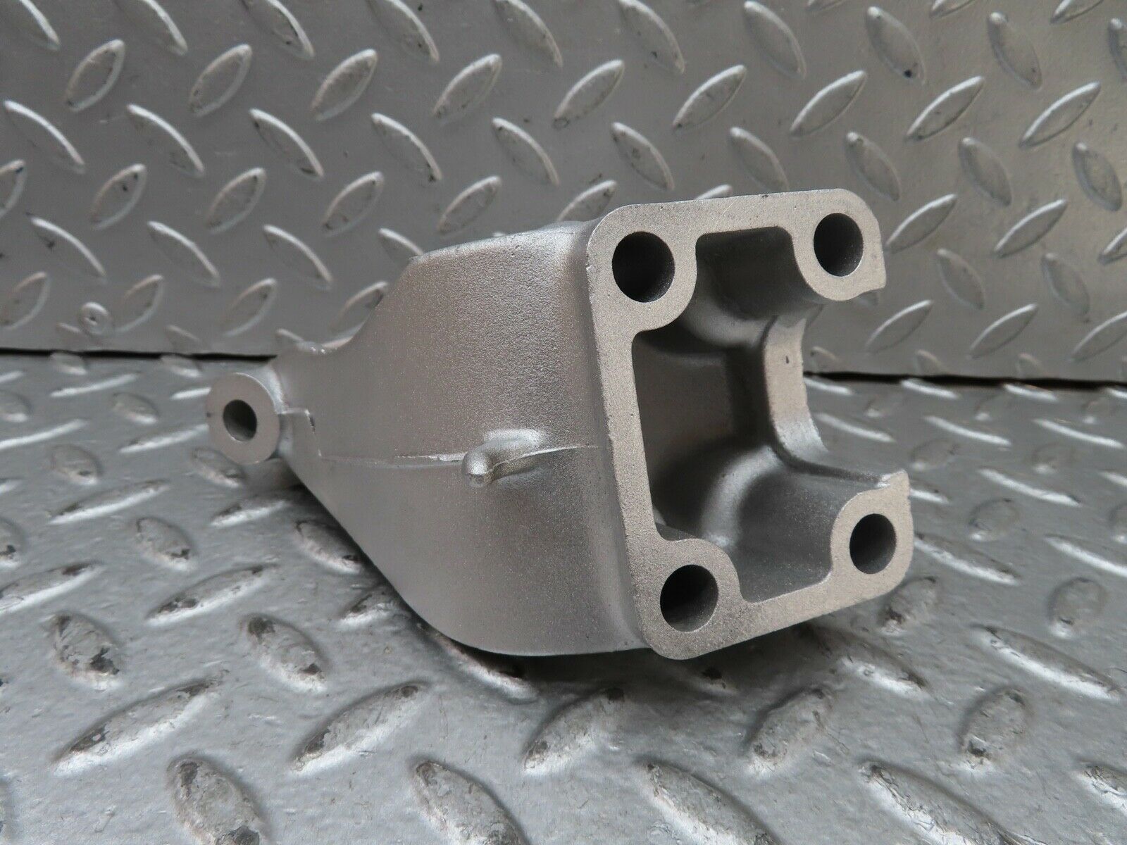 19657 Mercedes-Benz C140 CL420 Coupe Engine Mount Bracket Right 1192234204