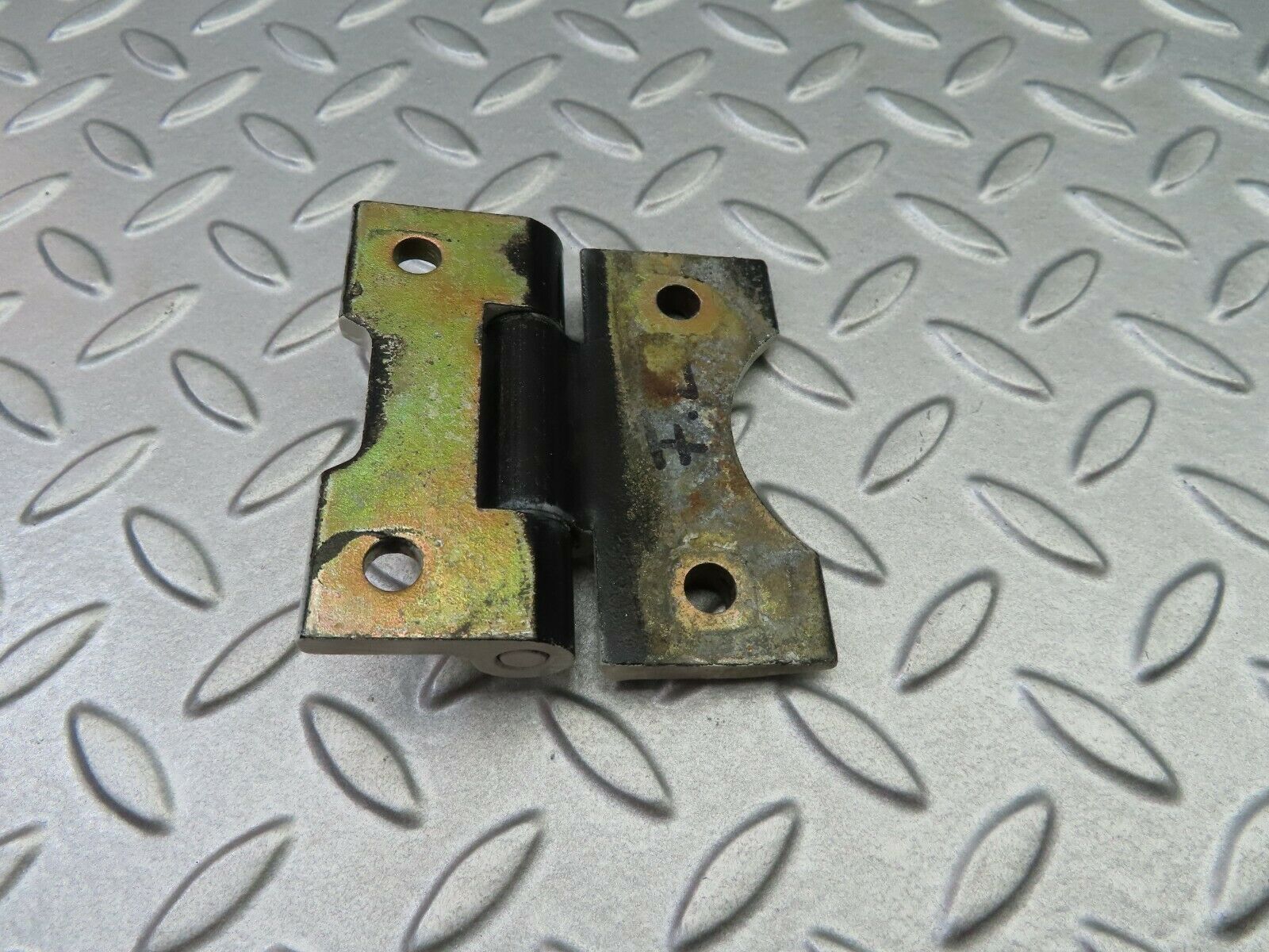5846 Mercedes-Benz W123 200 Door Hinge 1237200037