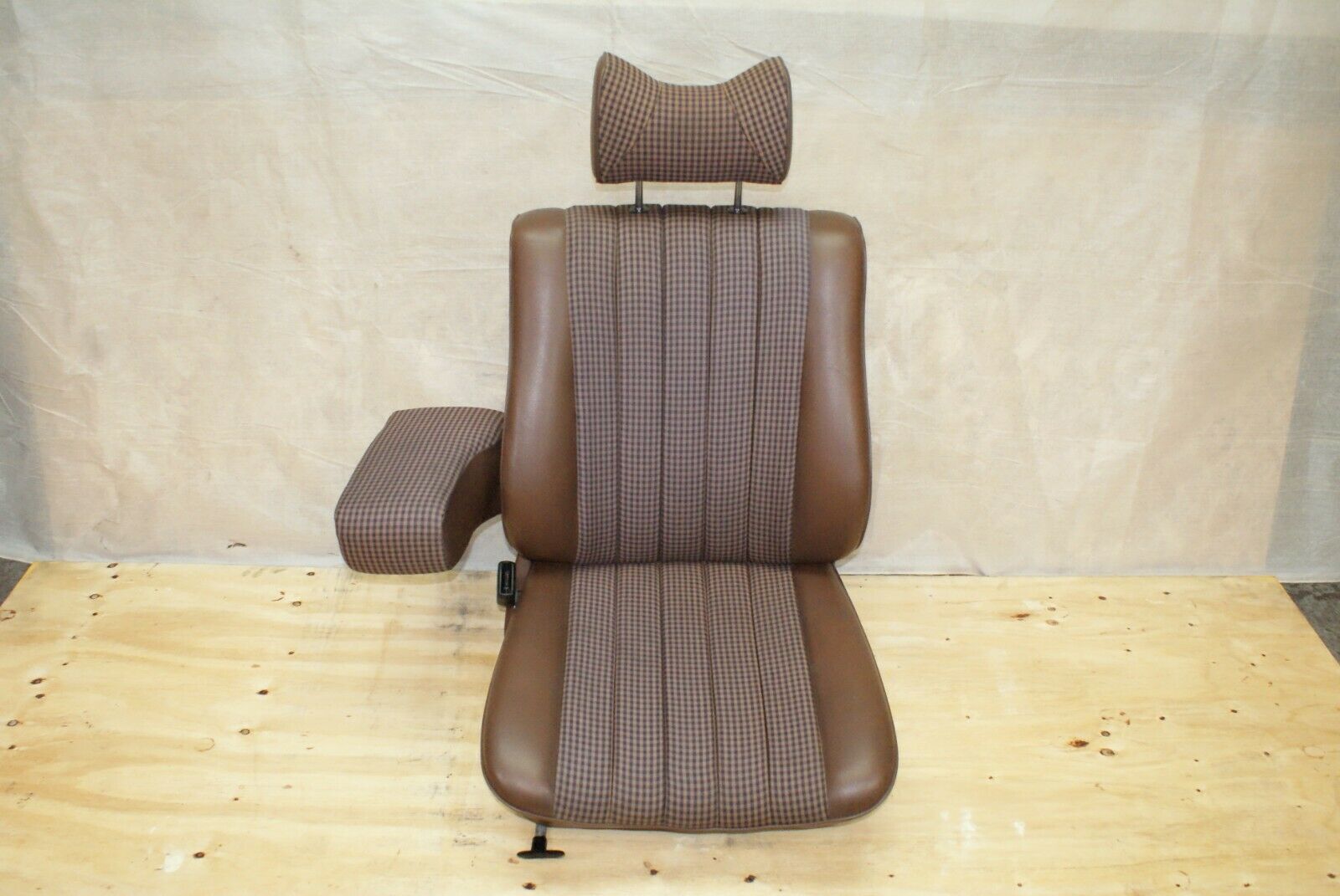 2497 Mercedes-Benz W116 350SE Front Left Seat 1169101250