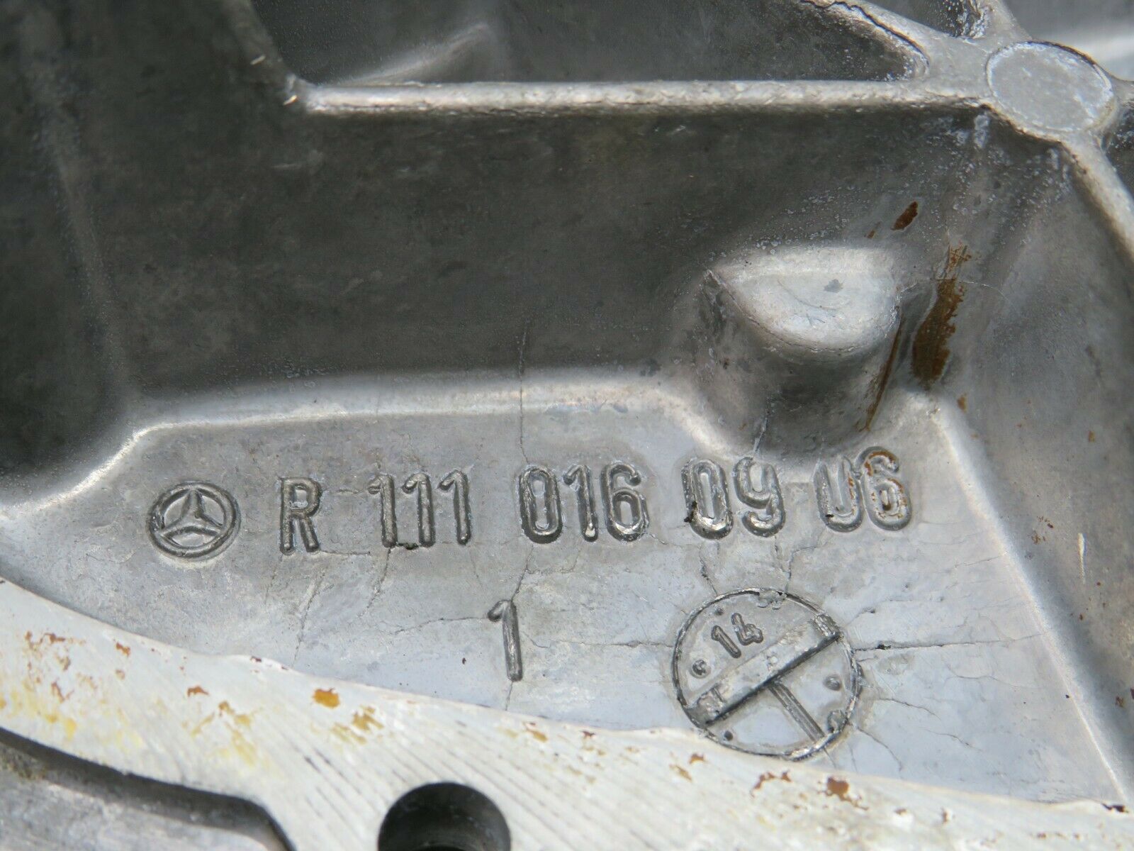 22503 Mercedes-Benz C124 E220 Coupe Cylinder Head Front Cover 1110160906