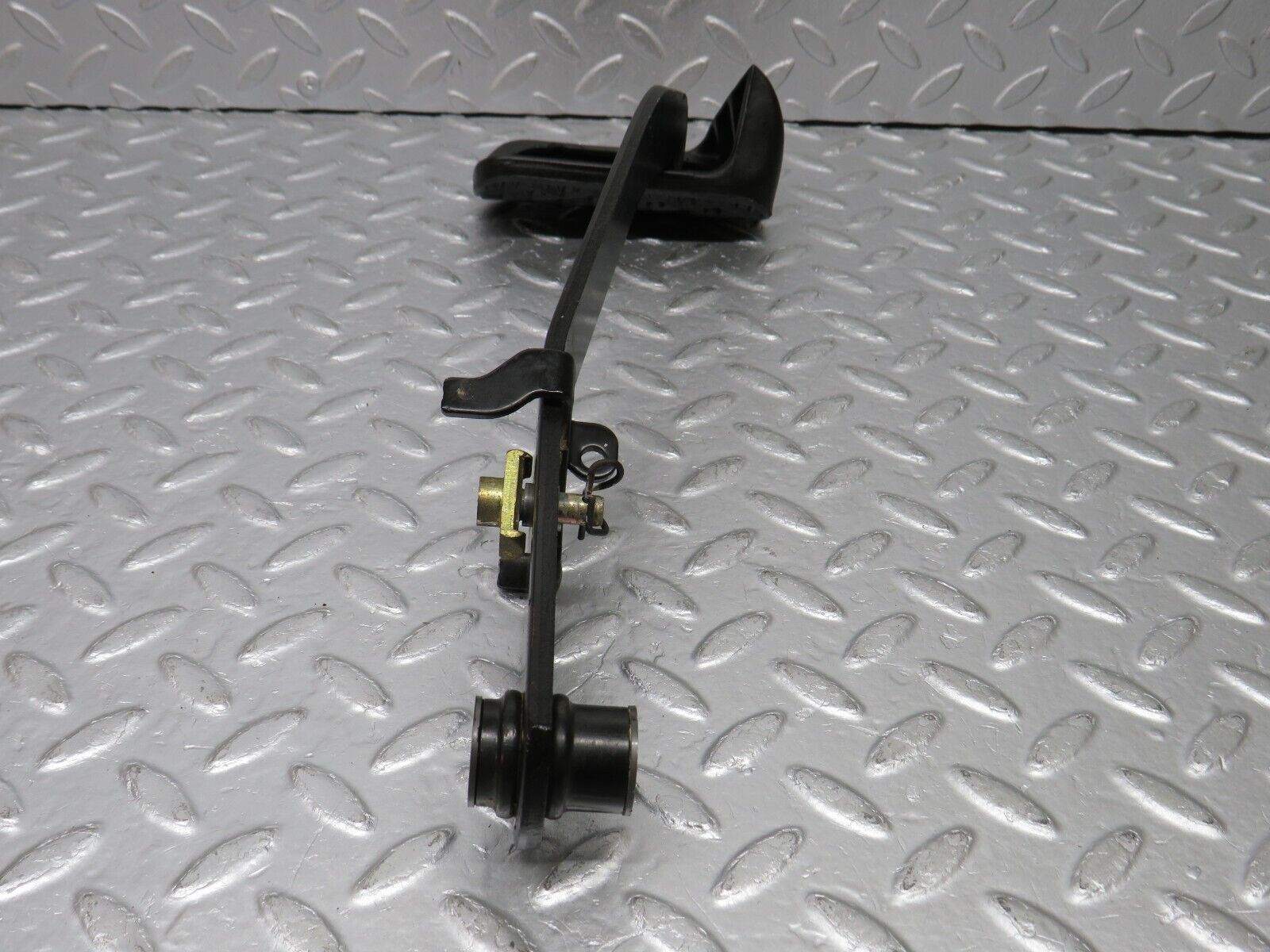 38811 Mercedes-Benz W201 190E 2.6L Brake Pedal With Rubber 1232910082