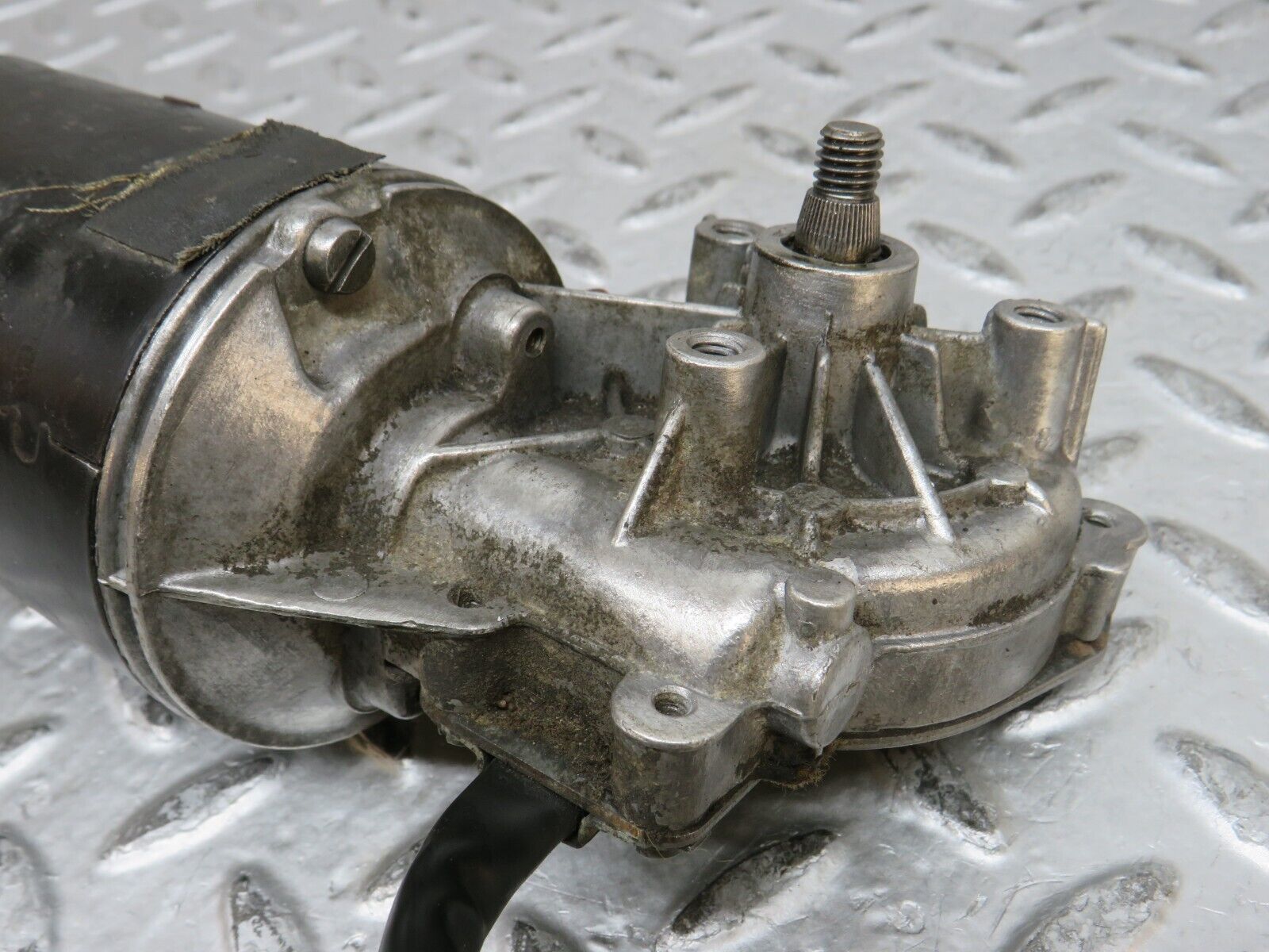 28481 Mercedes-Benz S123 240D Wagon Wiper Motor Bosch 0390341077