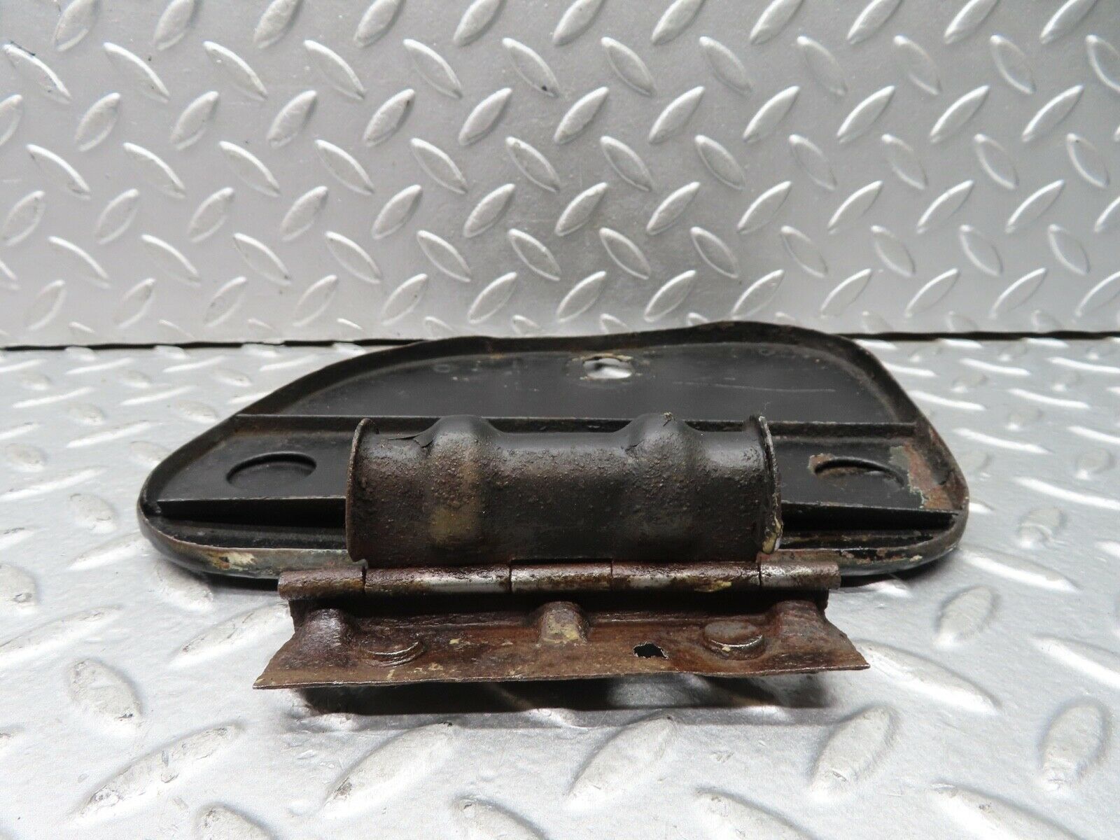 18996 Mercedes-Benz W121 190b Ponton Fuel Tank Flap Cap