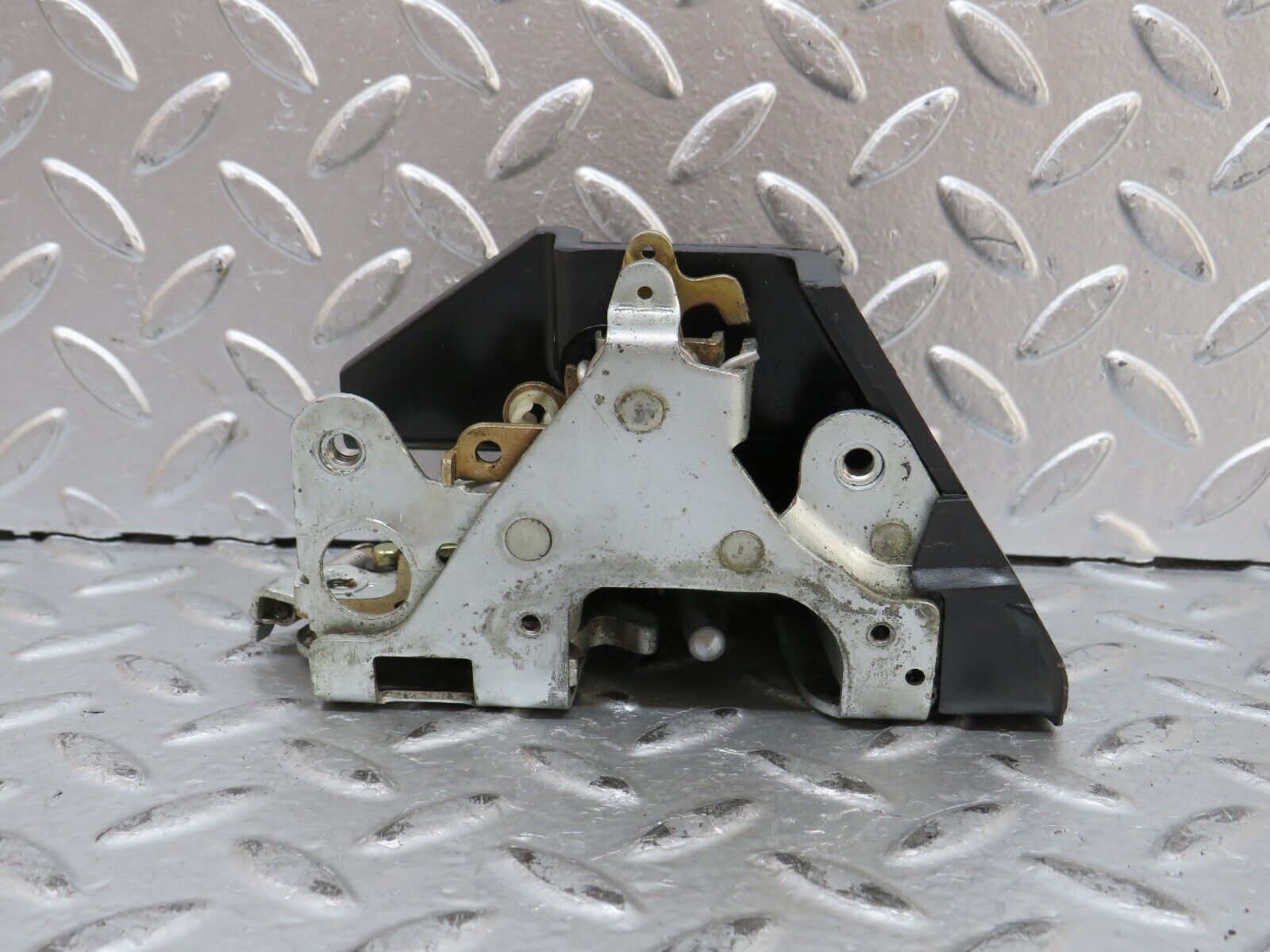 28288 Mercedes-Benz S123 240D Wagon Front Right Door Lock Mechanism 1237330208