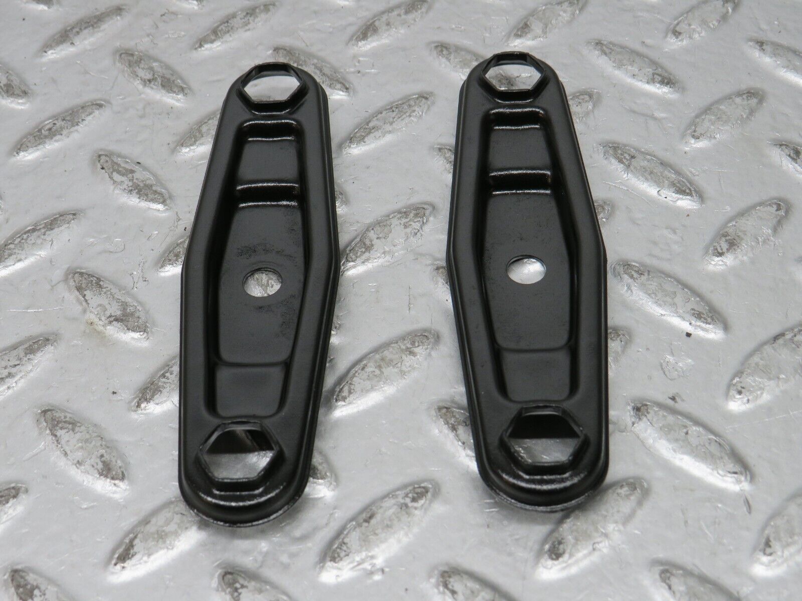 32152 Mercedes-Benz W123 230E Fuel Injector Bracket