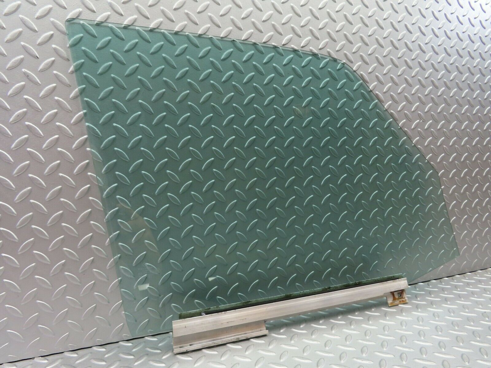 6314 Mercedes-Benz W126 380SE Front Left Door Window Glass