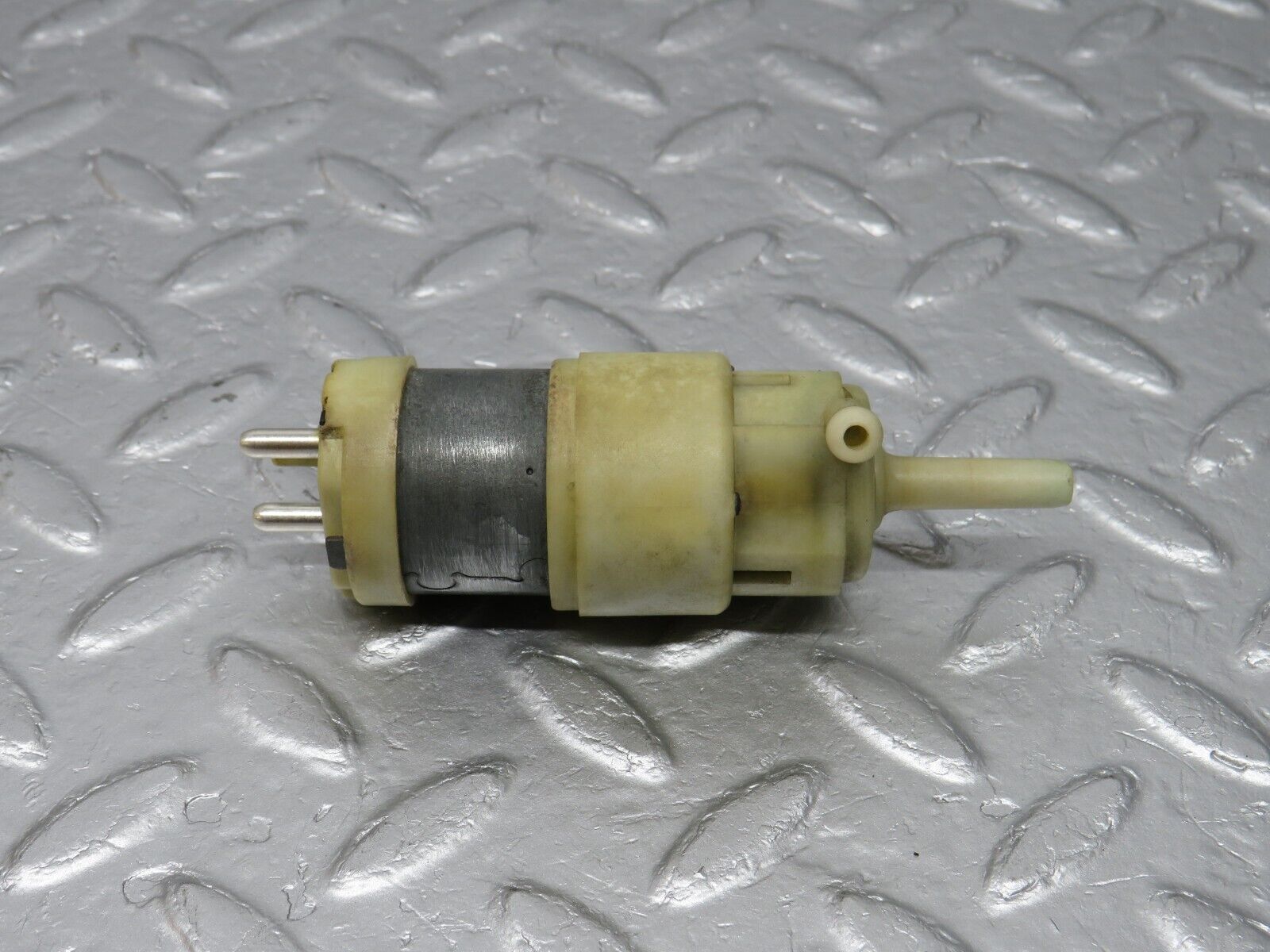 40688 Mercedes-Benz W123 300D Windscreen Washer Pump Hella