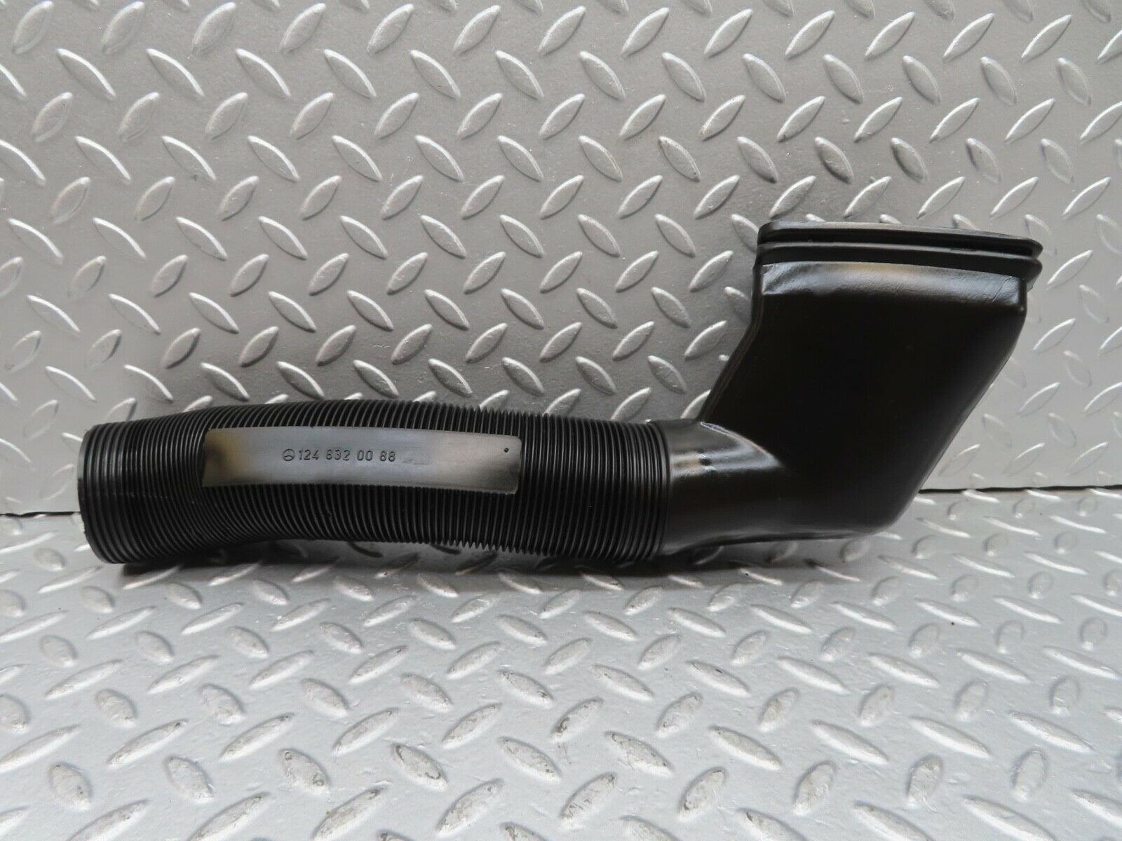 16191 Mercedes-Benz W124 260E Heater Pipe Air Pipe Right Side 1248311046