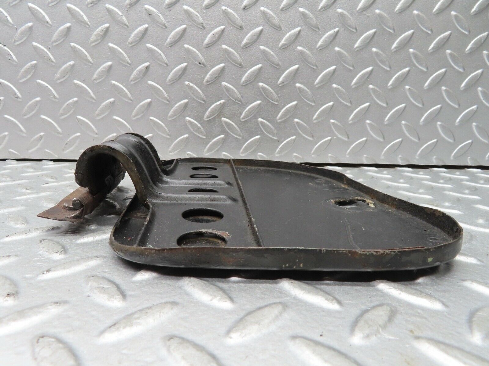 18996 Mercedes-Benz W121 190b Ponton Fuel Tank Flap Cap