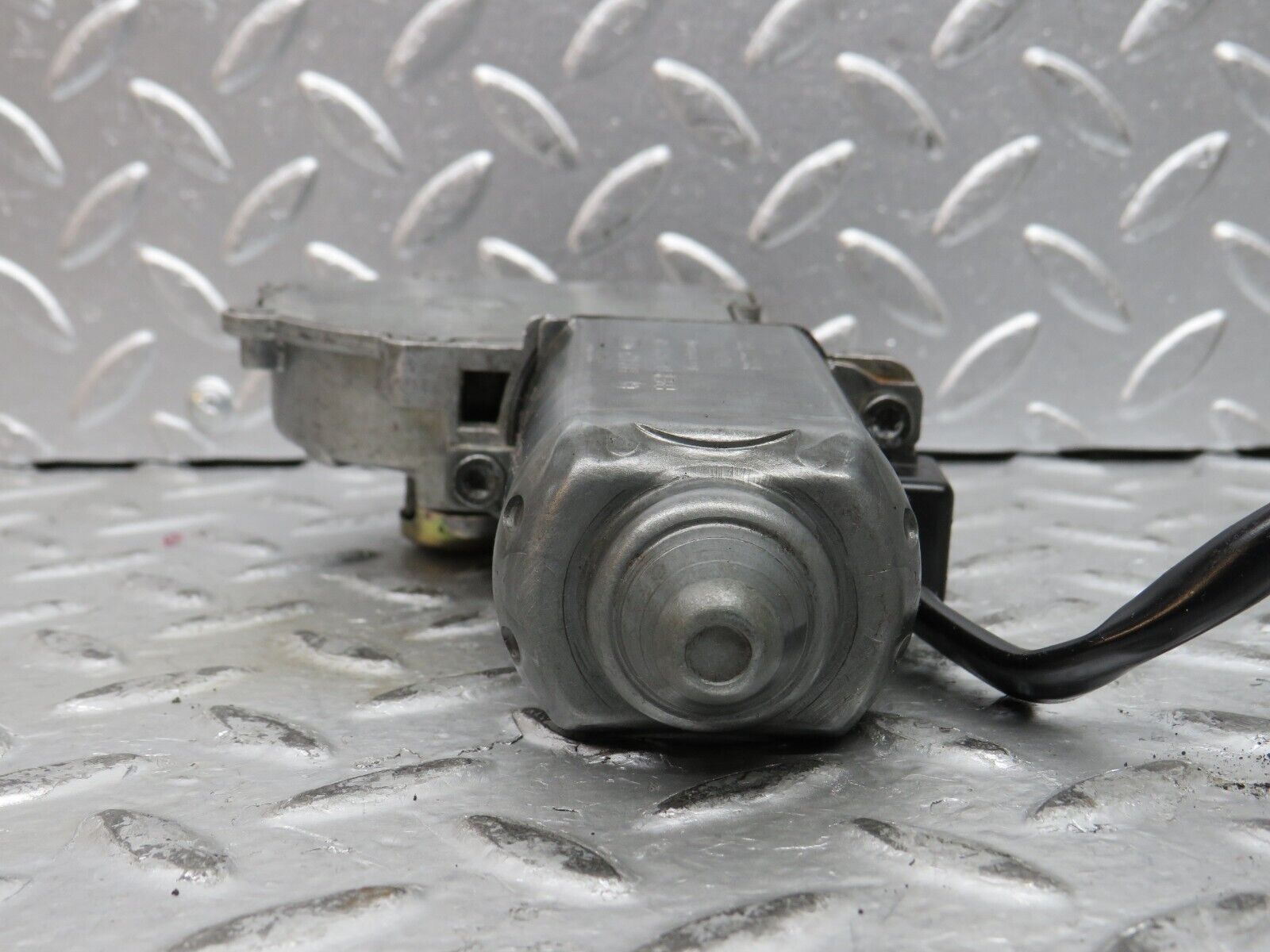 27664 Mercedes-Benz S124 300TE Window Regulator Motor Left Bosch 0130821284