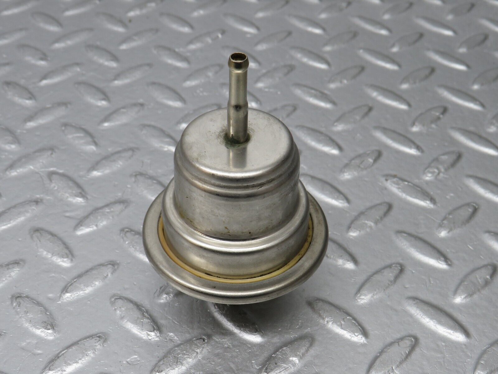 38796 Mercedes-Benz W201 190E 2.6L Fuel Pressure Regulator 0004760621