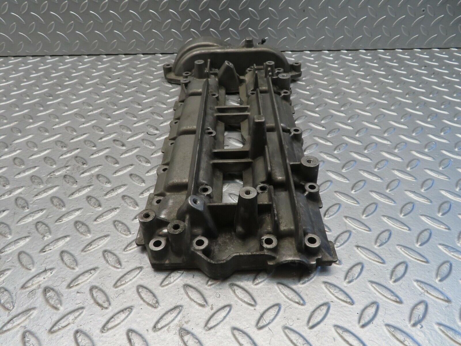 11324 Mercedes-Benz W221 S320 Cylinder Head Valve Cover Left Side 6420101230
