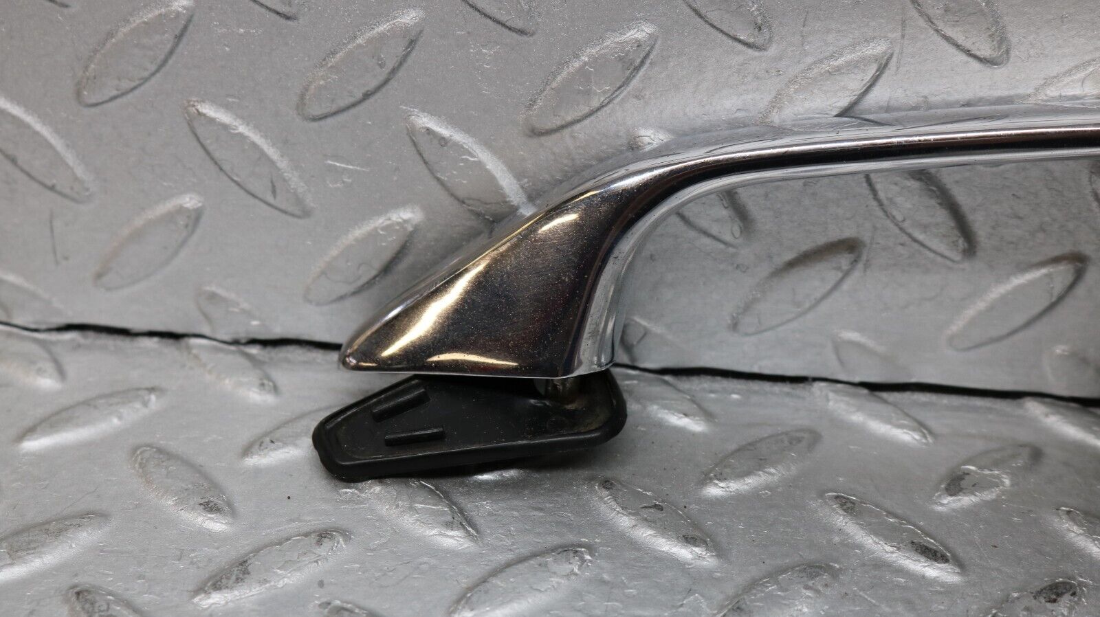 37276 Mercedes-Benz W109 300SEL Front Left Door Handle No Key 1087661301