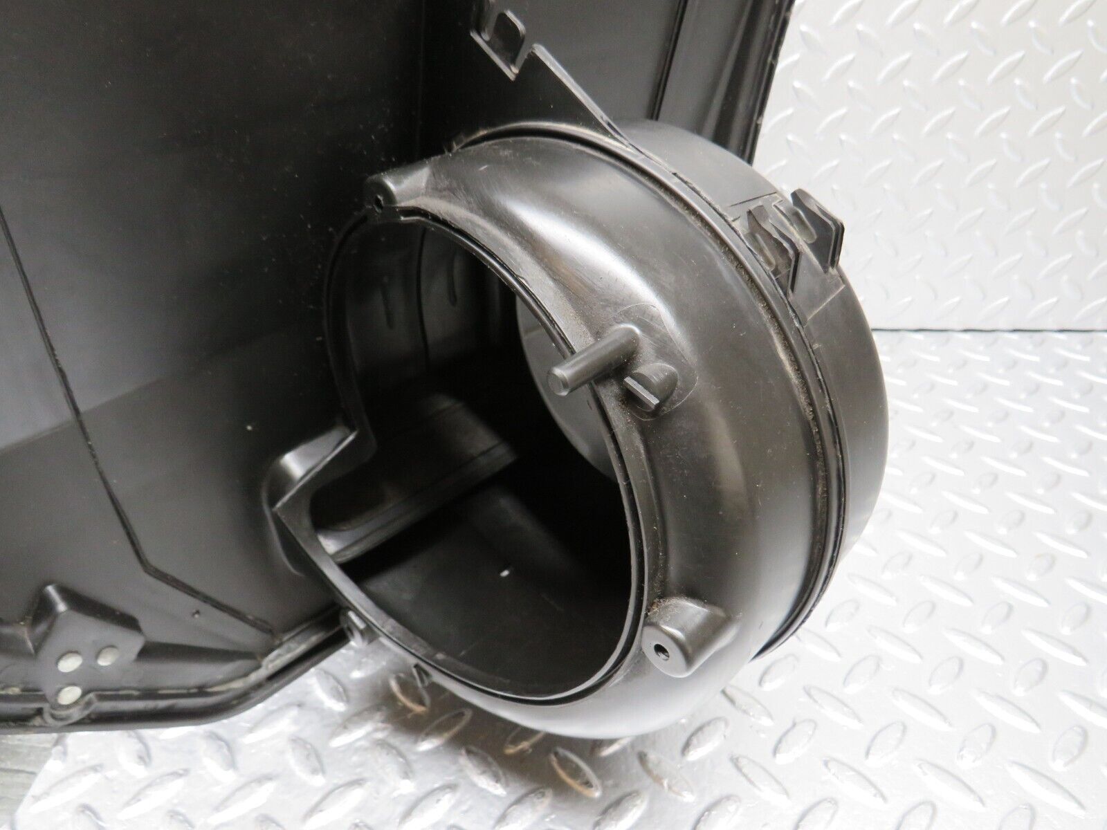 34235 Mercedes-Benz W124 260E Heater Box Blower Housing Behr 91.573.12.027