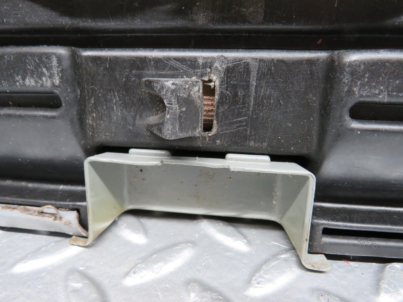 31500 Mercedes-Benz S124 220TE Wagon Third Seat Bench 1249300194