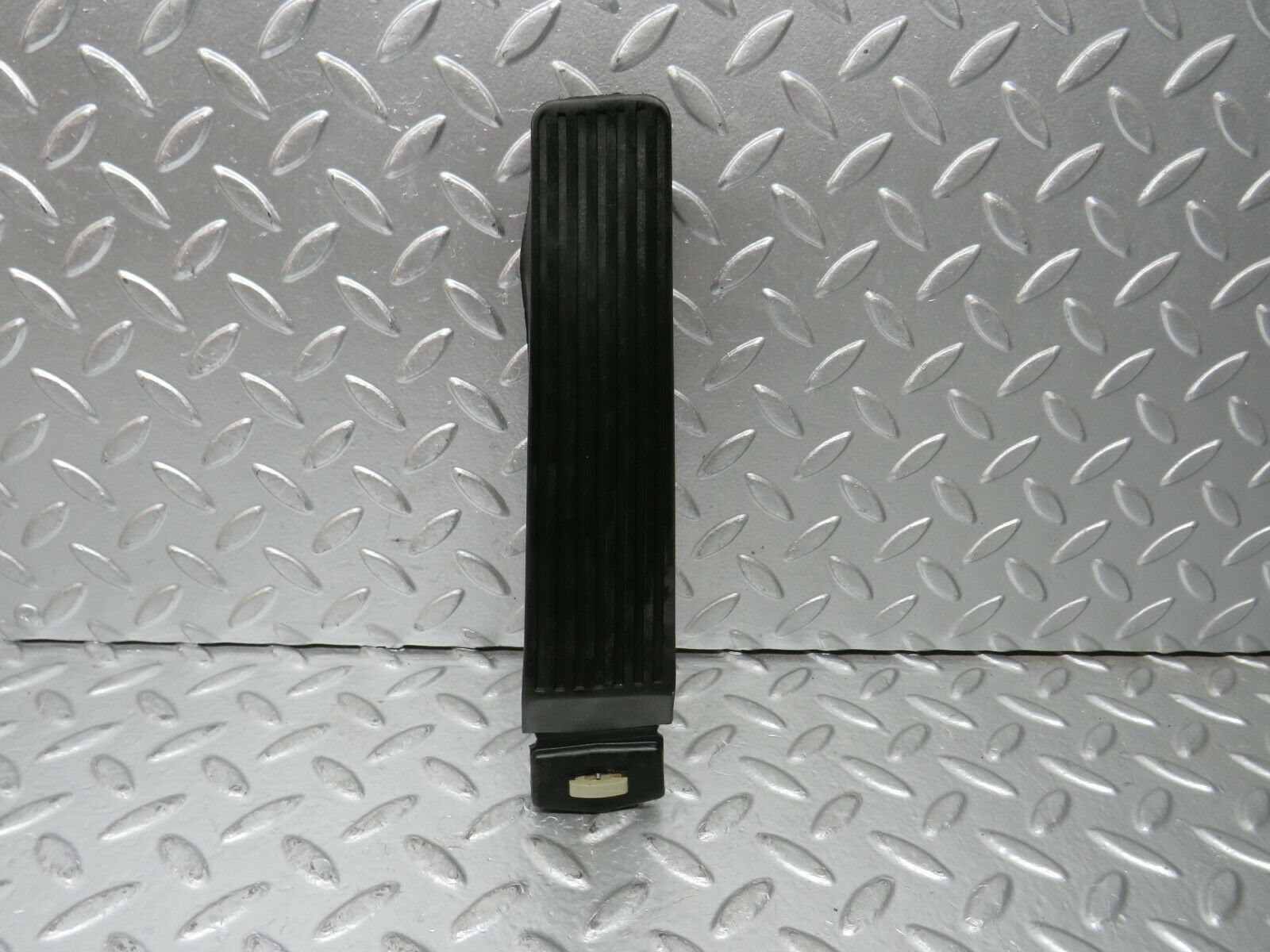 24280 Mercedes-Benz S124 220TE Wagon Accelerator Pedal With Rubber 1233010082