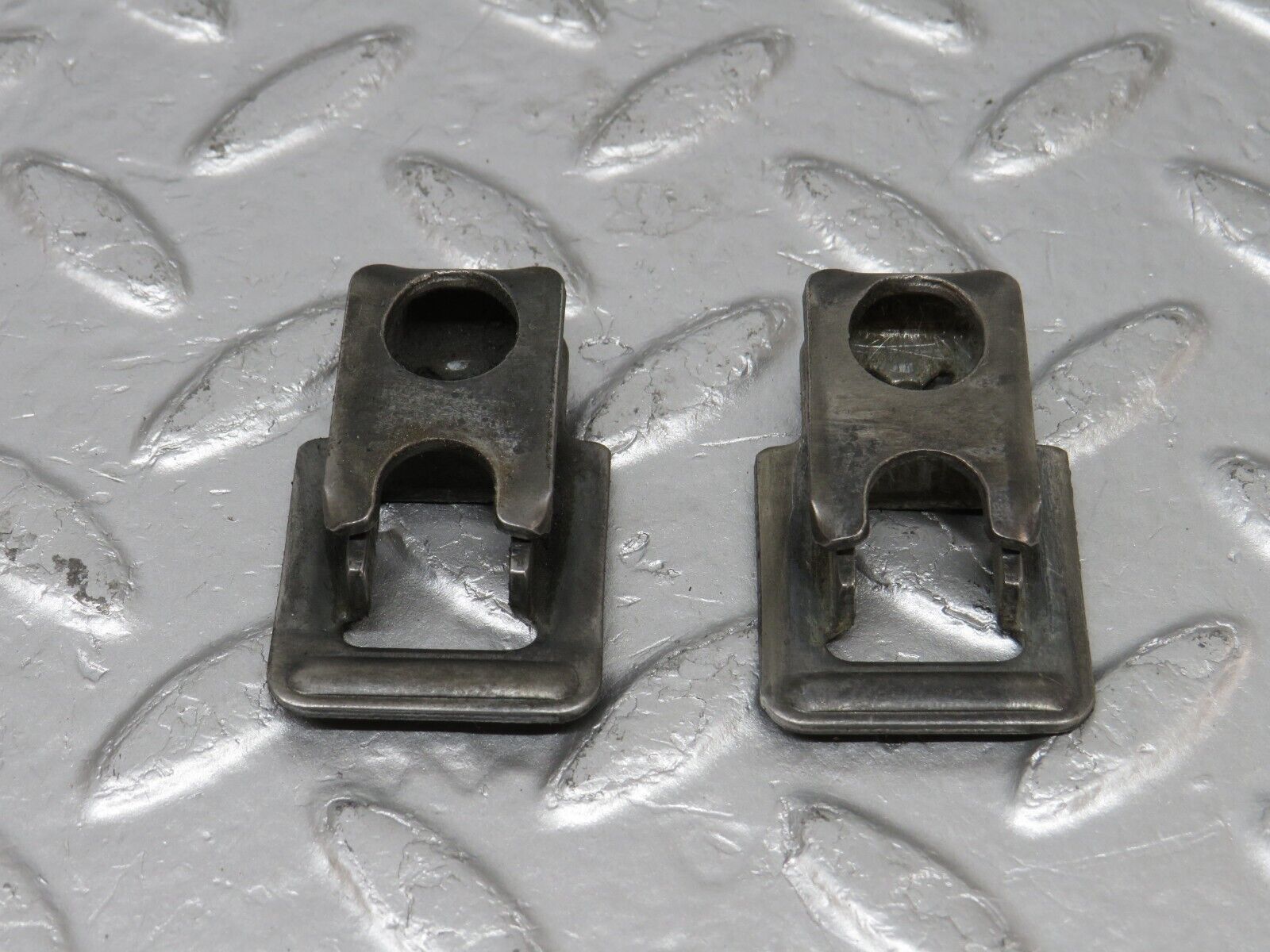 34131 Mercedes-Benz W124 260E Fuel Injector Bracket 2x