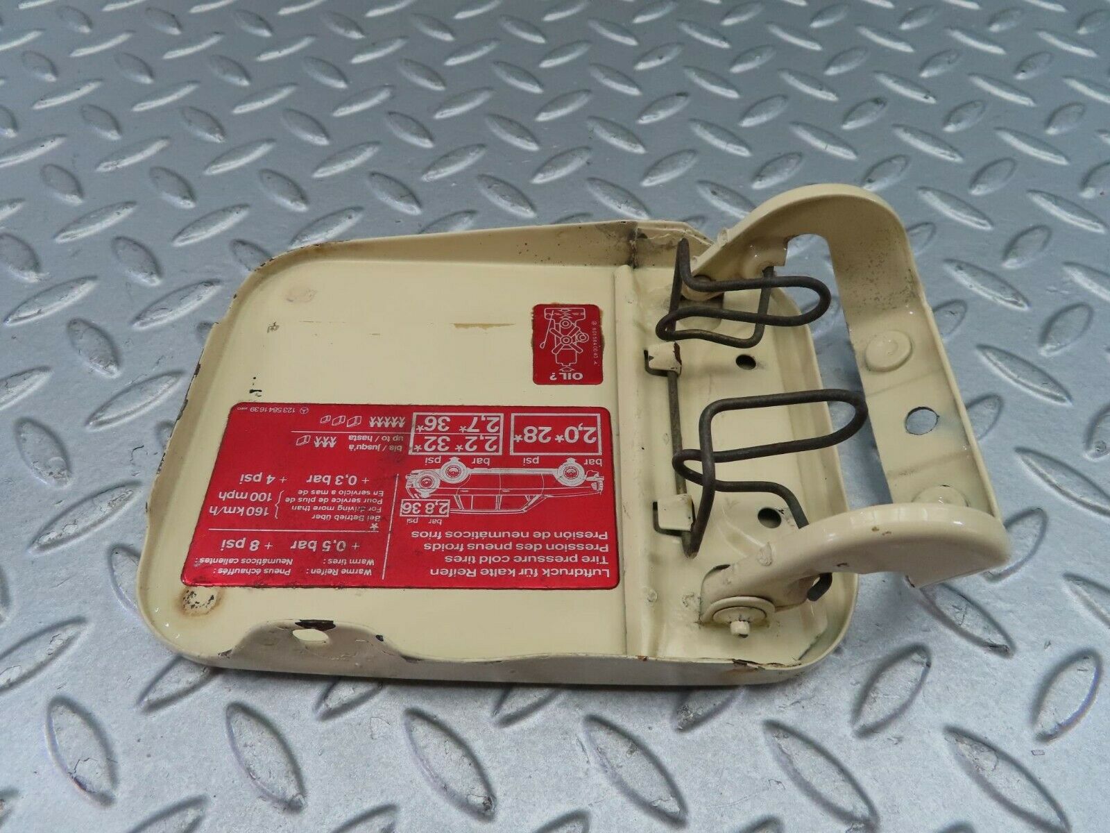 7712 Mercedes-Benz S123 230TE Wagon Fuel Tank Flap Cap 1235841639