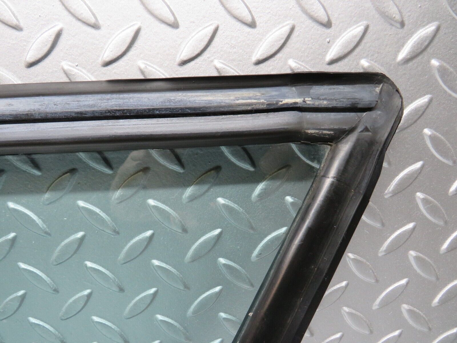 28395 Mercedes-Benz S123 240D Wagon Rear Right Window Glass 1238701039