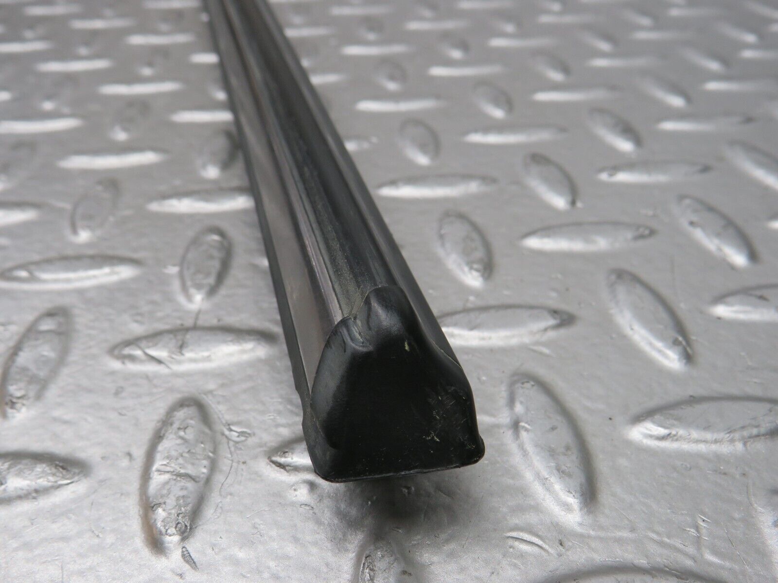 28624 Mercedes-Benz W123 280E Front Left Door Centre Moulding Trim