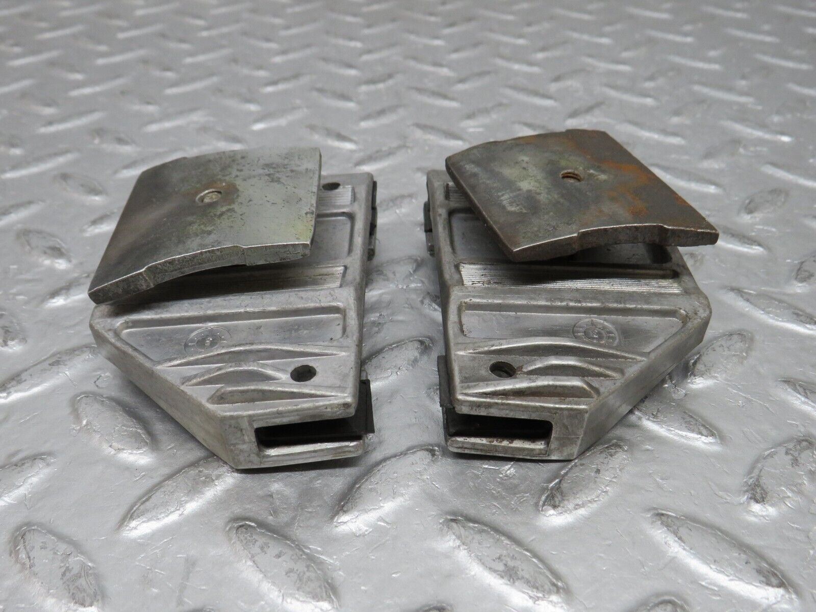 37818 Mercedes-Benz A124 320E Cabriolet Door Window Guide Bracket 2x 1247250132 1247250232