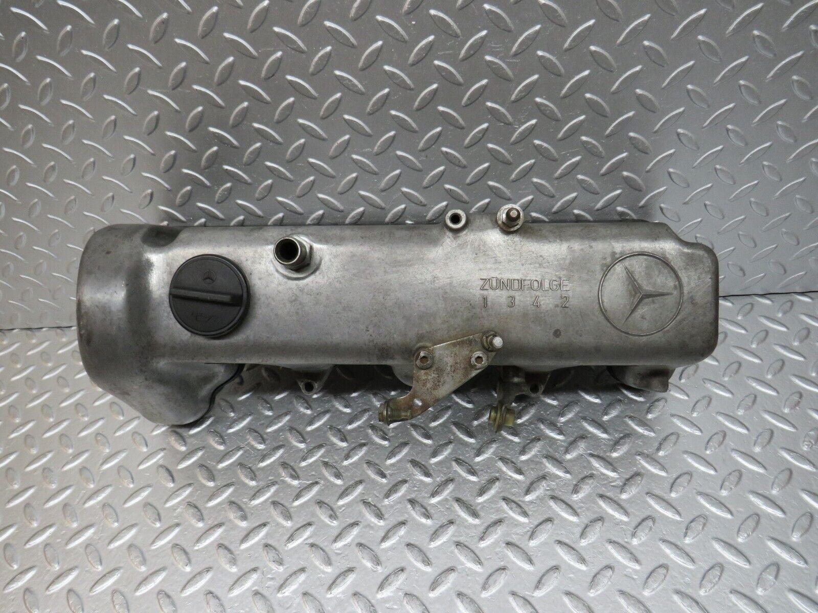 0883 Mercedes-Benz C123 240D Cylinder Head Valve Cover 6160161105