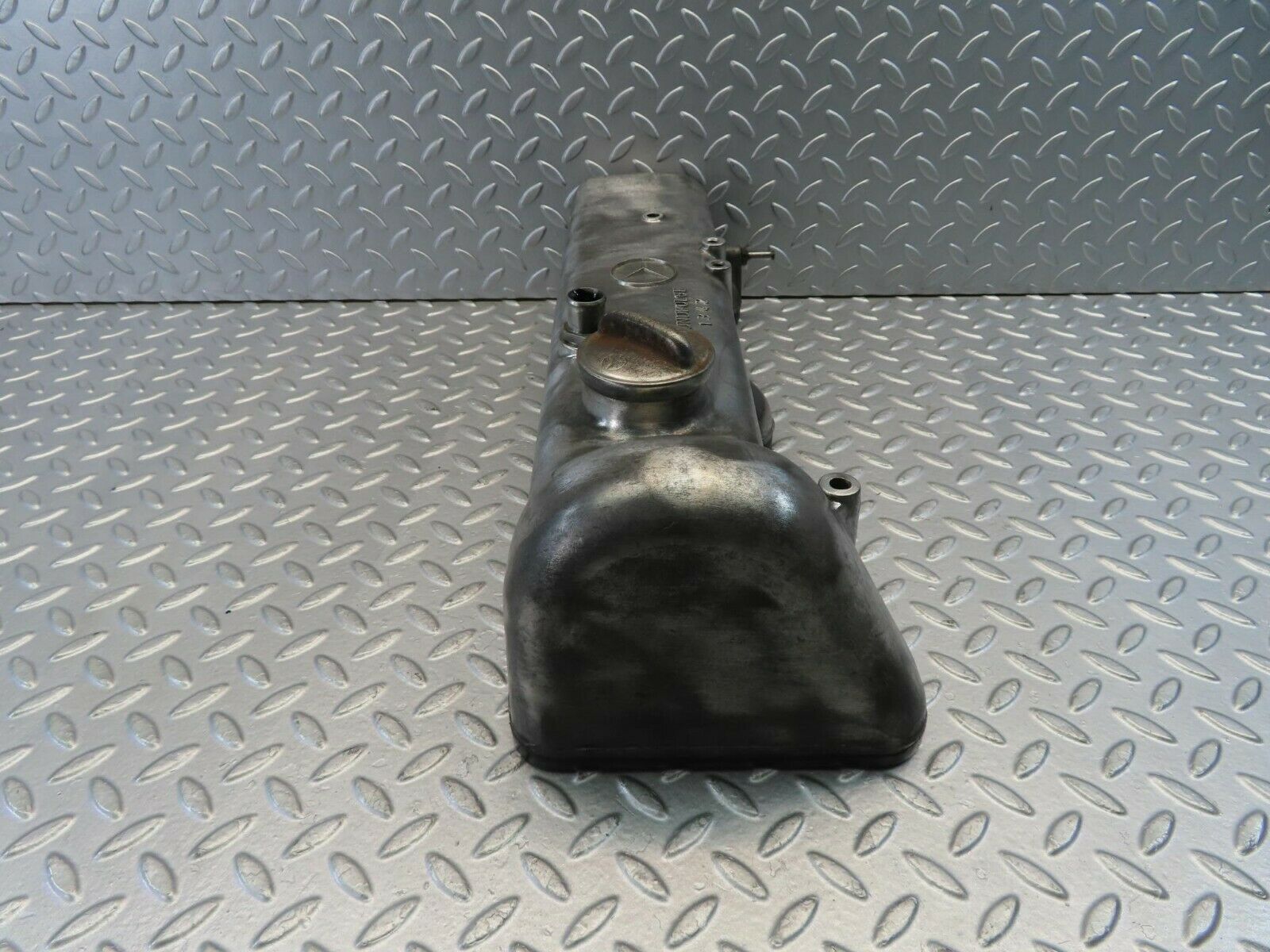 10949 Mercedes-Benz W115 220D Cylinder Head Valve Cover 6150160205