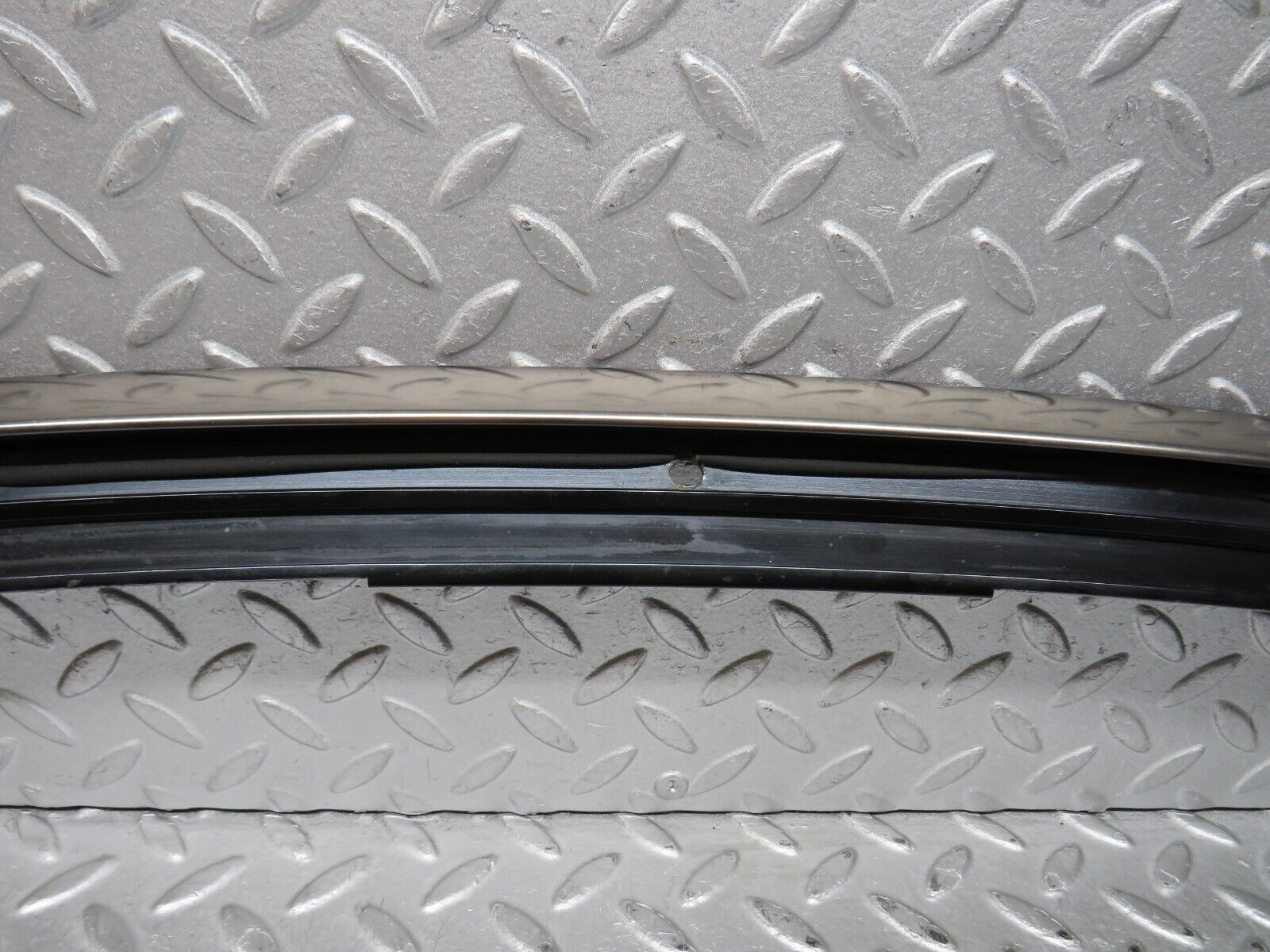 37889 Mercedes-Benz A124 320E Cabriolet Windscreen Top Moulding Trim