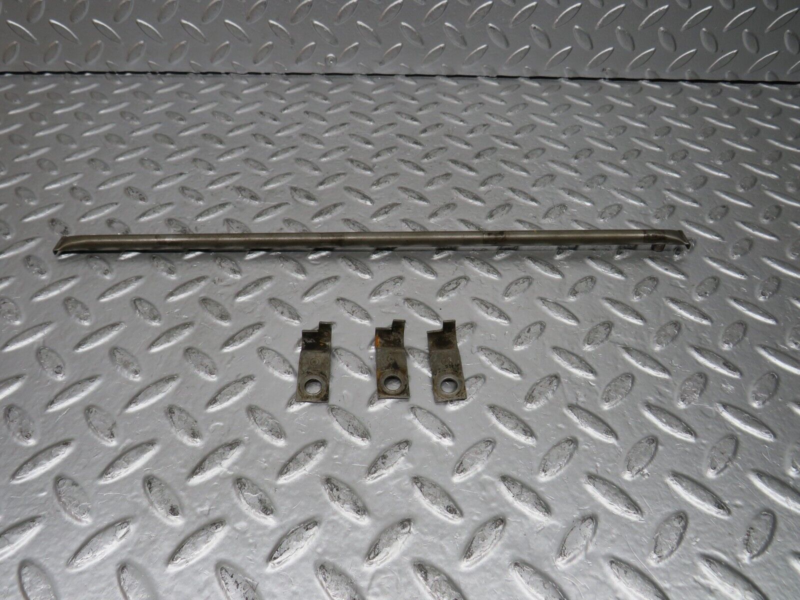 29941 Mercedes-Benz W123 230E Camshaft Oil Tube