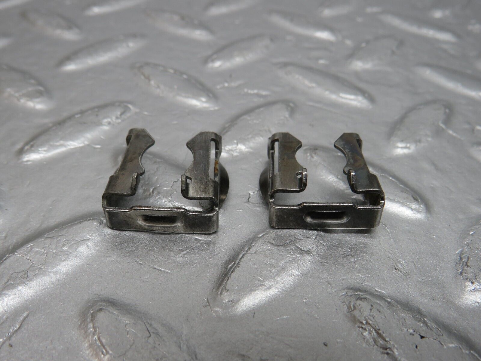 39777 Mercedes-Benz R129 320SL Coupe Fuel Injector Bracket 2x