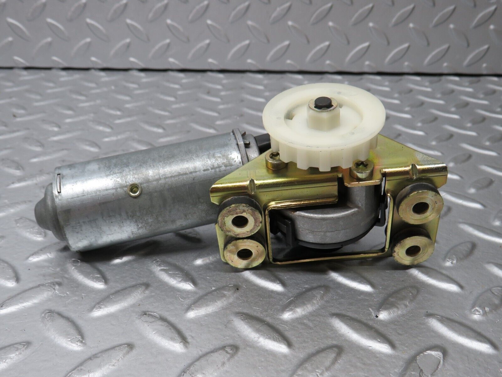 36821 Mercedes-Benz R129 300SL-24 Front Right Seat Adjustment Motor Bosch 1298202442 0390206656