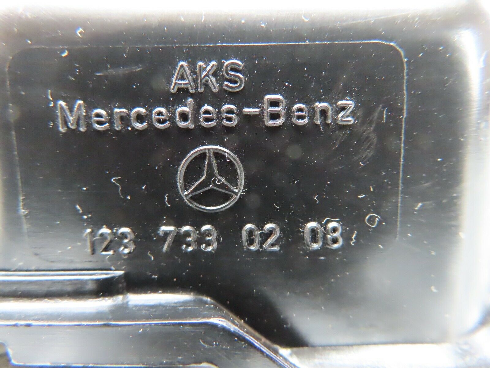 19153 Mercedes-Benz W123 300D Rear Right Door Lock Mechanism 1237330208