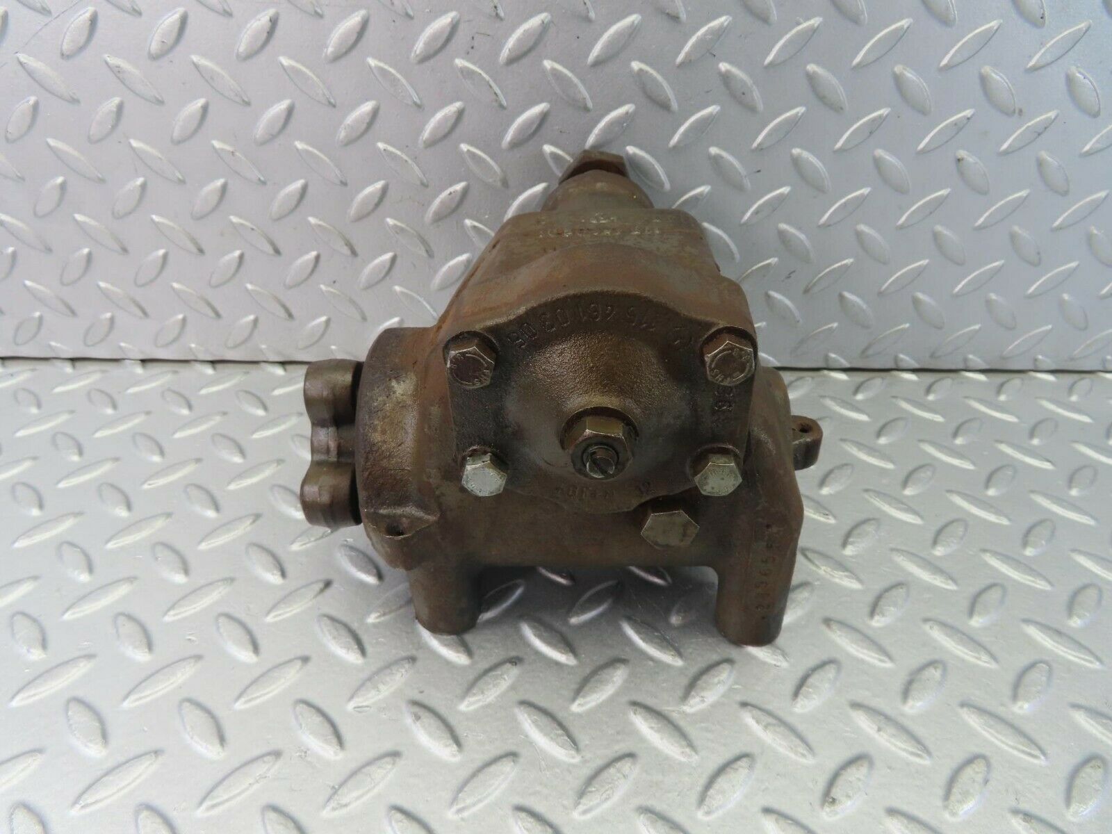 8912 Mercedes-Benz W115 Steering Box 1154610801