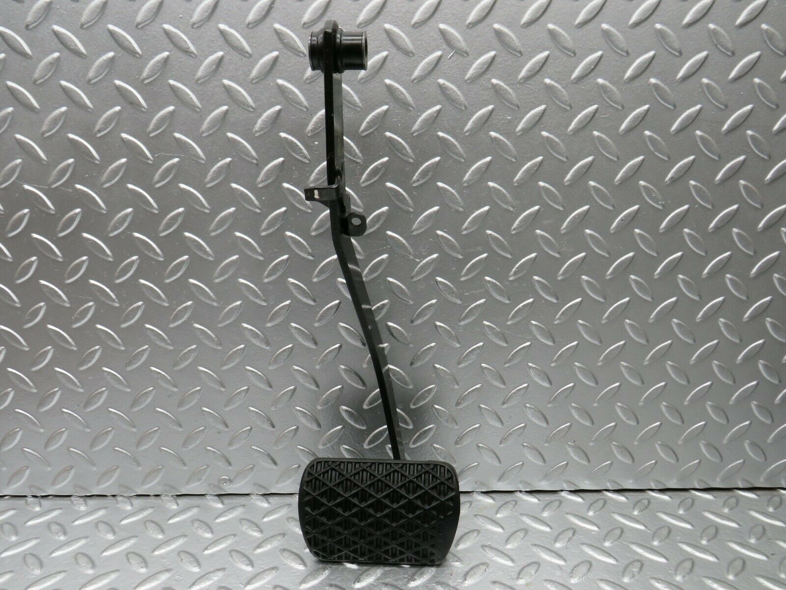 22514 Mercedes-Benz C124 E220 Coupe Brake Pedal With Rubber 1232910082