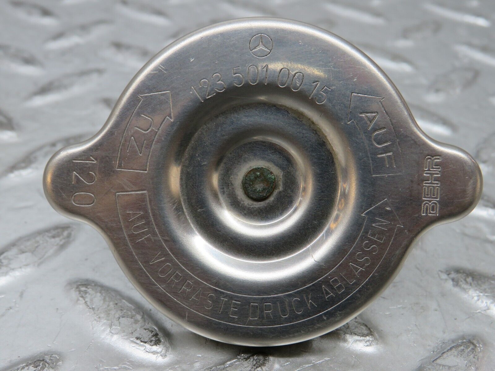 26993 Mercedes-Benz W123 240D Radiator Cap Behr 1235010015