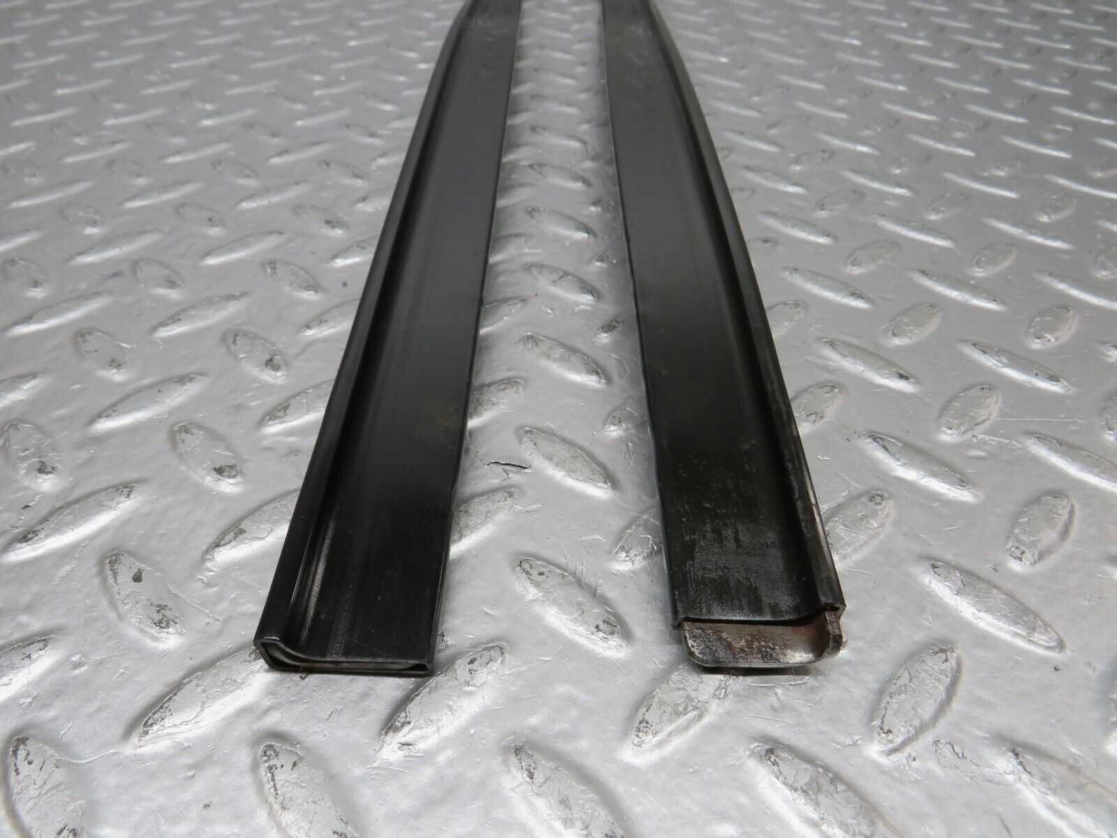 34531 Mercedes-Benz C126 380SEC Coupe Seat Belt Runner Pair