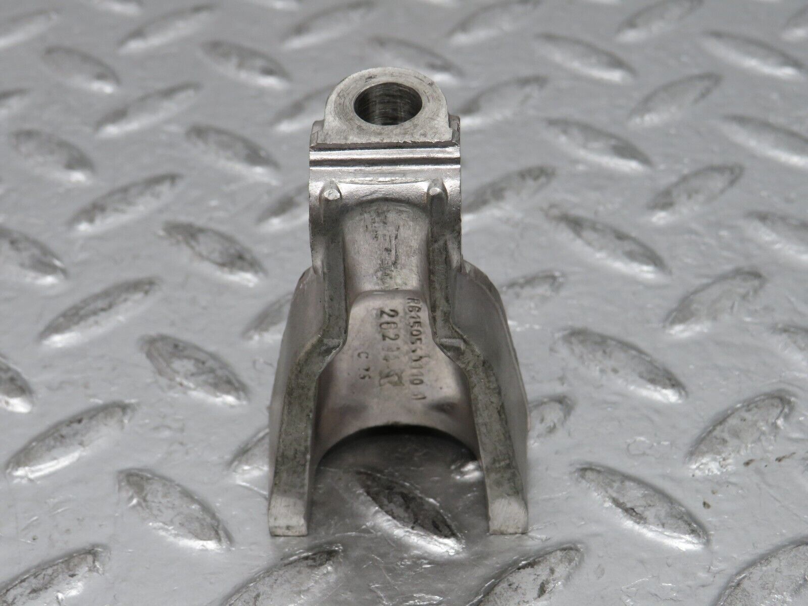 0277 Mercedes-Benz W123 220D Rocker Arm Support 6150550110